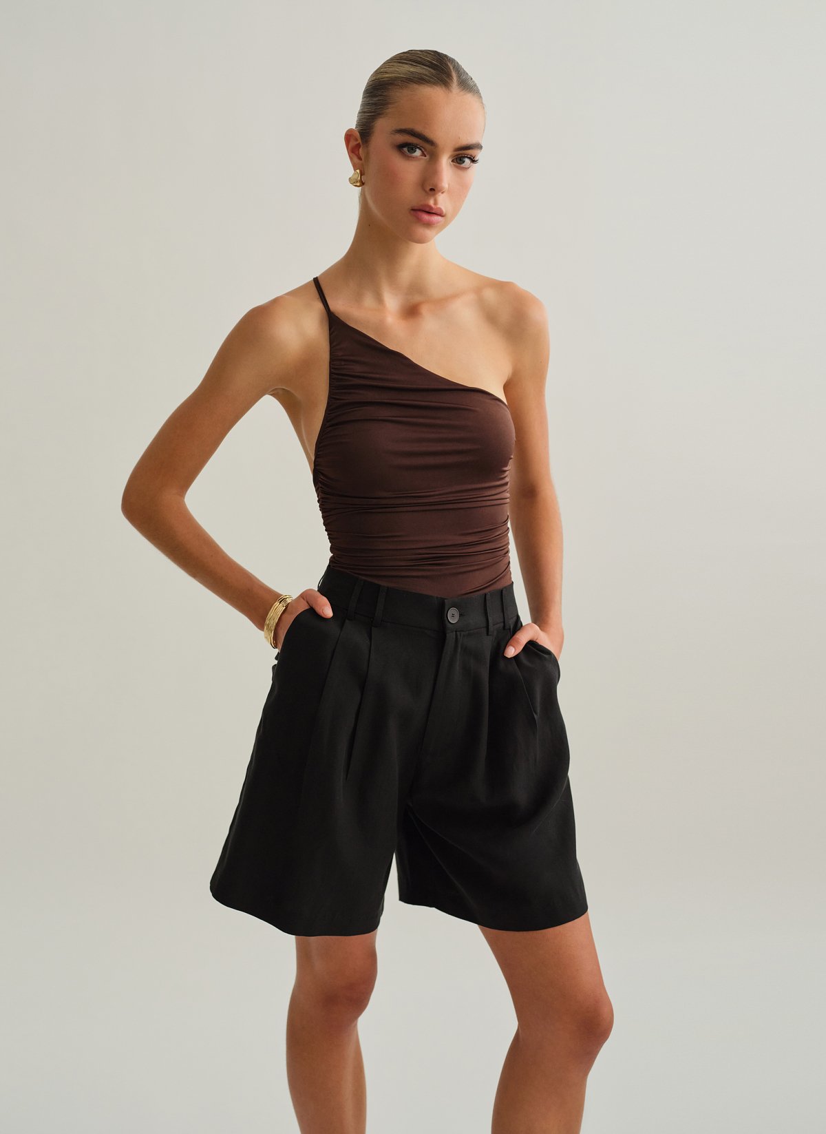 Γυναικείο one-shoulder κορμάκι με σούρες