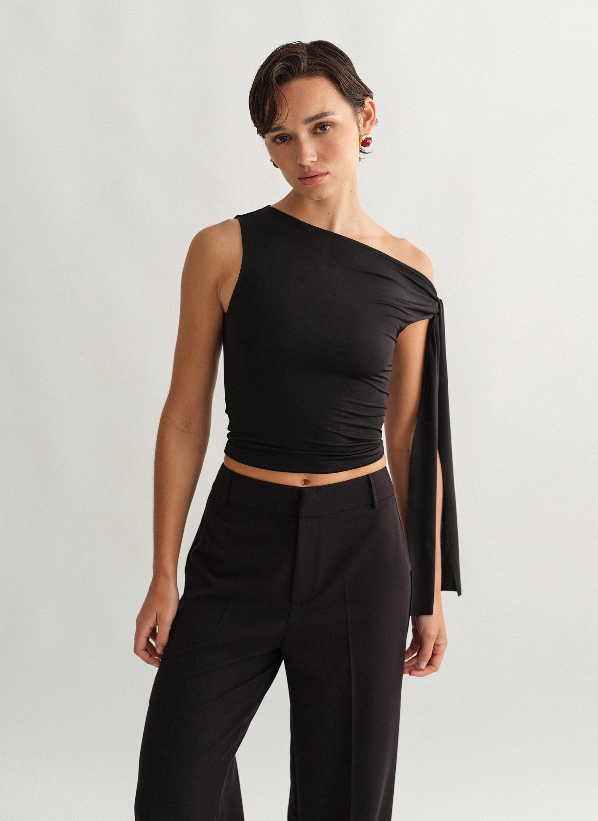 Γυναικείο αμάνικο τοπ με δέσιμο στον ώμο