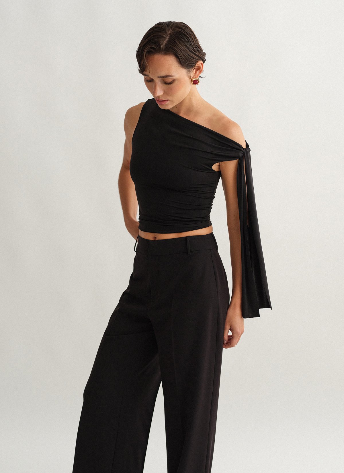 Γυναικείο αμάνικο τοπ με δέσιμο στον ώμο