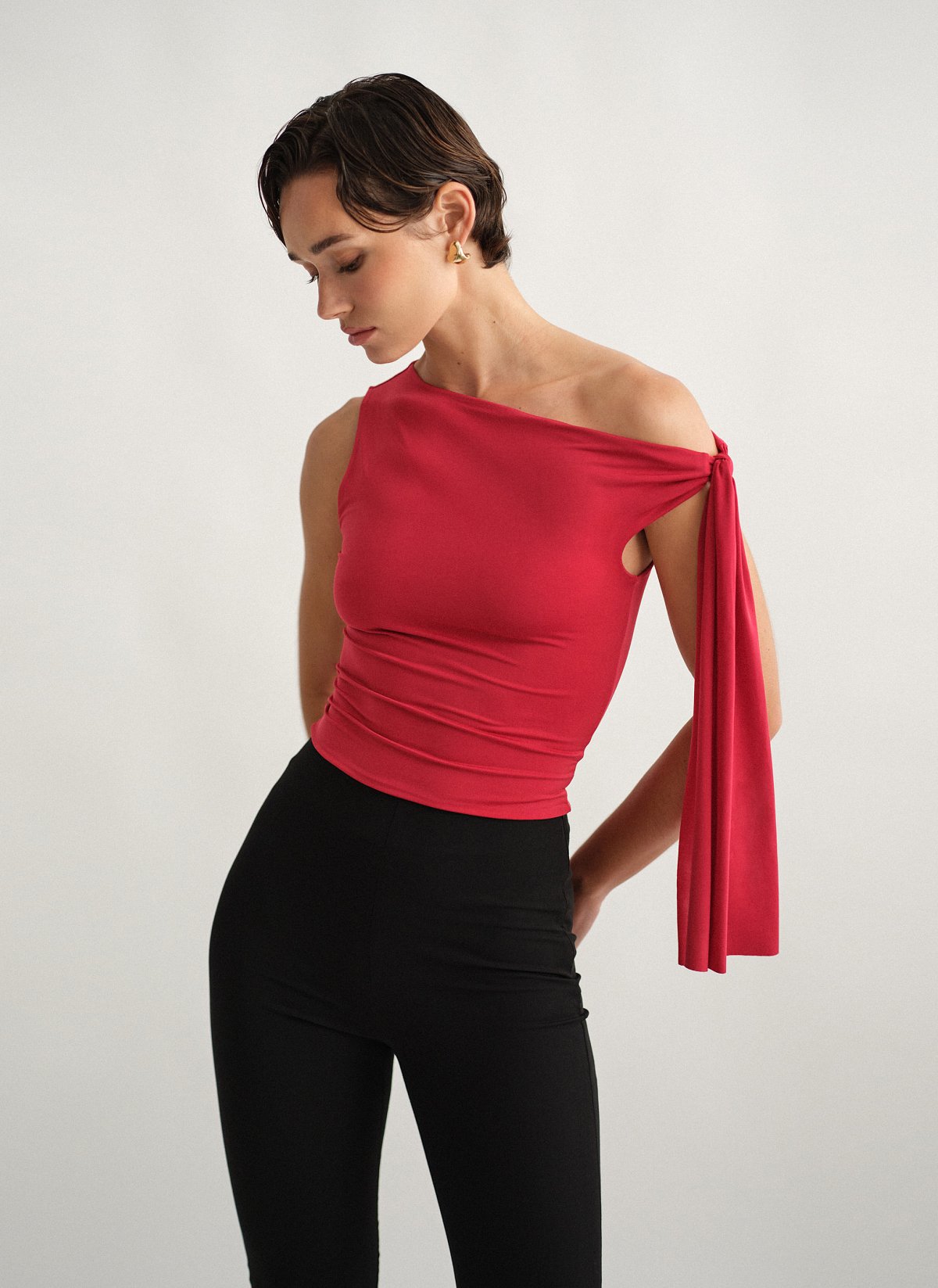 Γυναικείο αμάνικο τοπ με δέσιμο στον ώμο