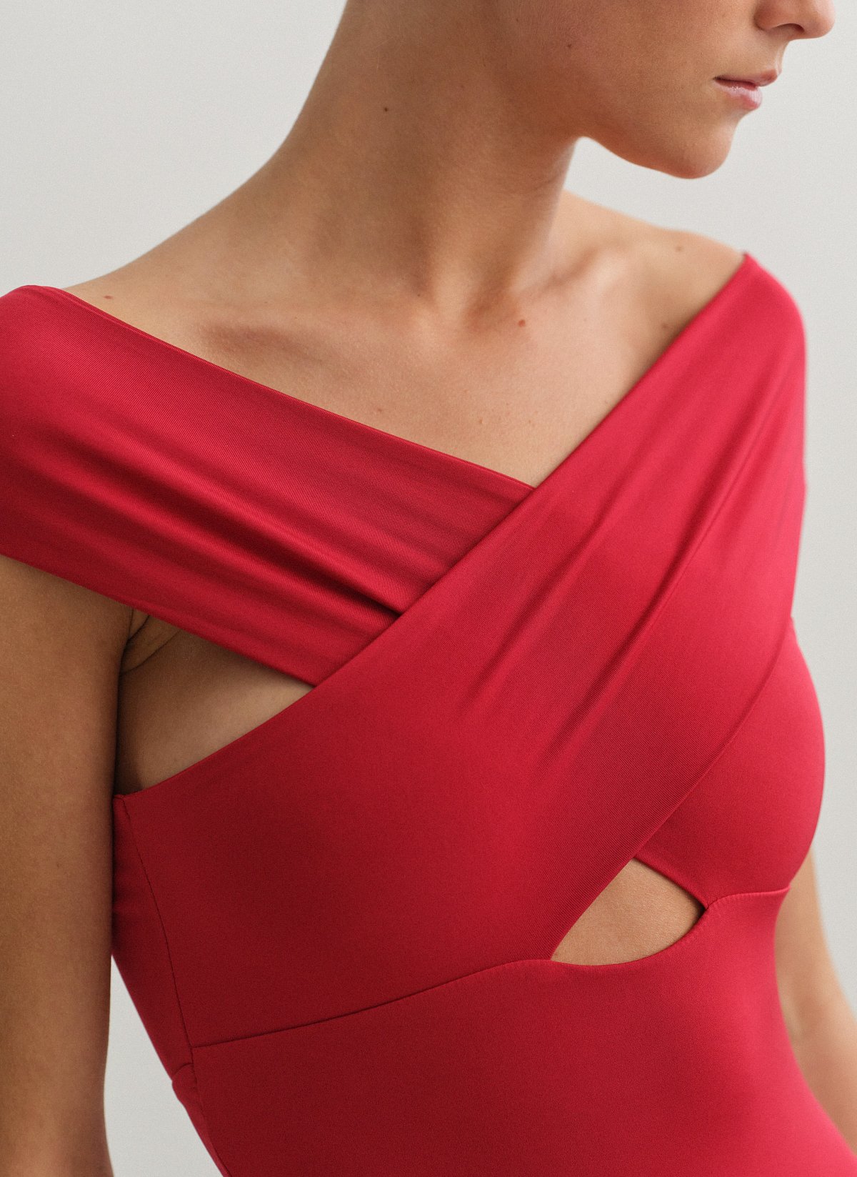 Γυναικείο off-shoulder κορμάκι με χιαστί ντεκολτέ