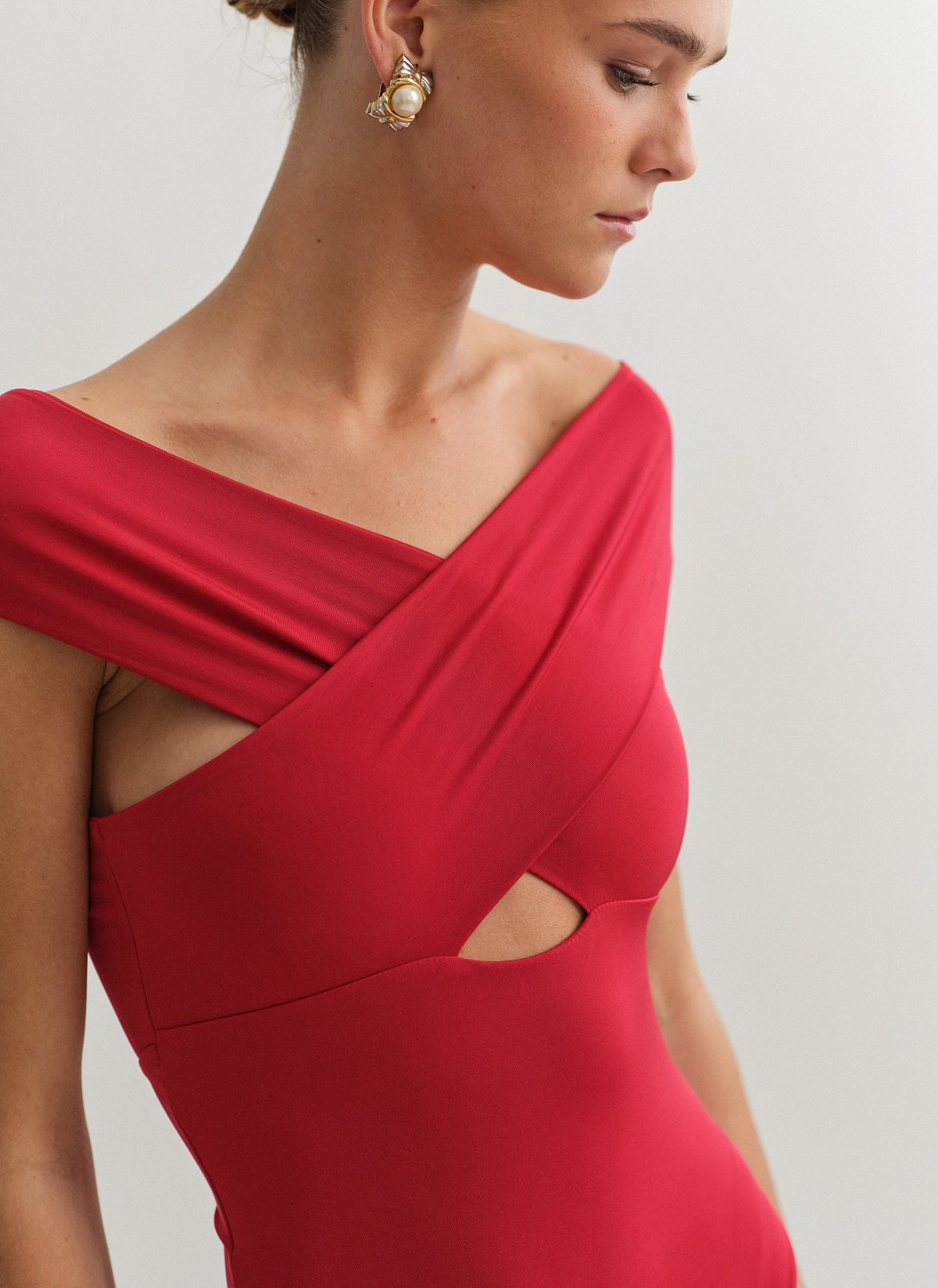 Γυναικείο off-shoulder κορμάκι με χιαστί ντεκολτέ