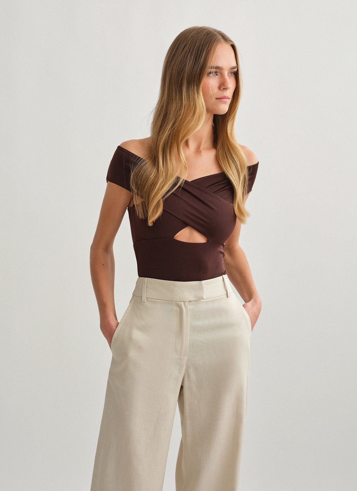 Γυναικείο off-shoulder κορμάκι με χιαστί ντεκολτέ