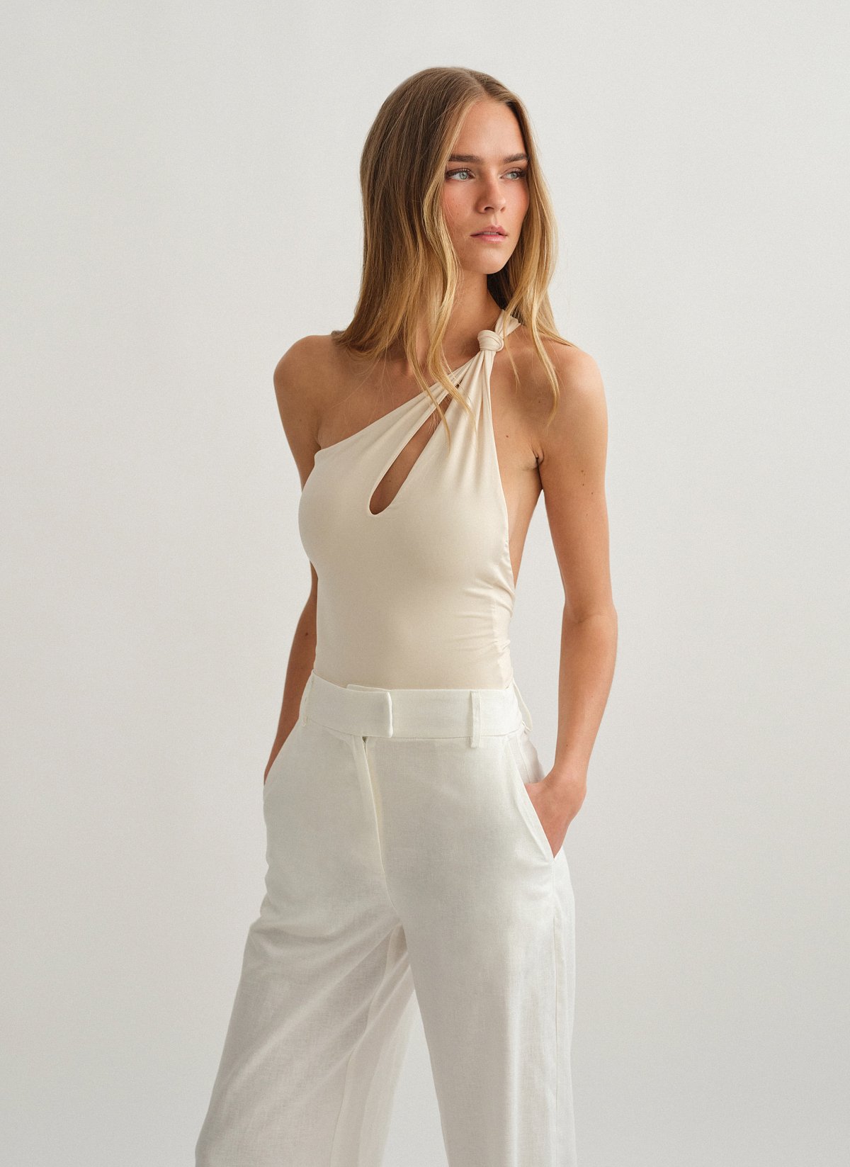 Γυναικείο ασύμμετρο αμάνικο cut out κορμάκι