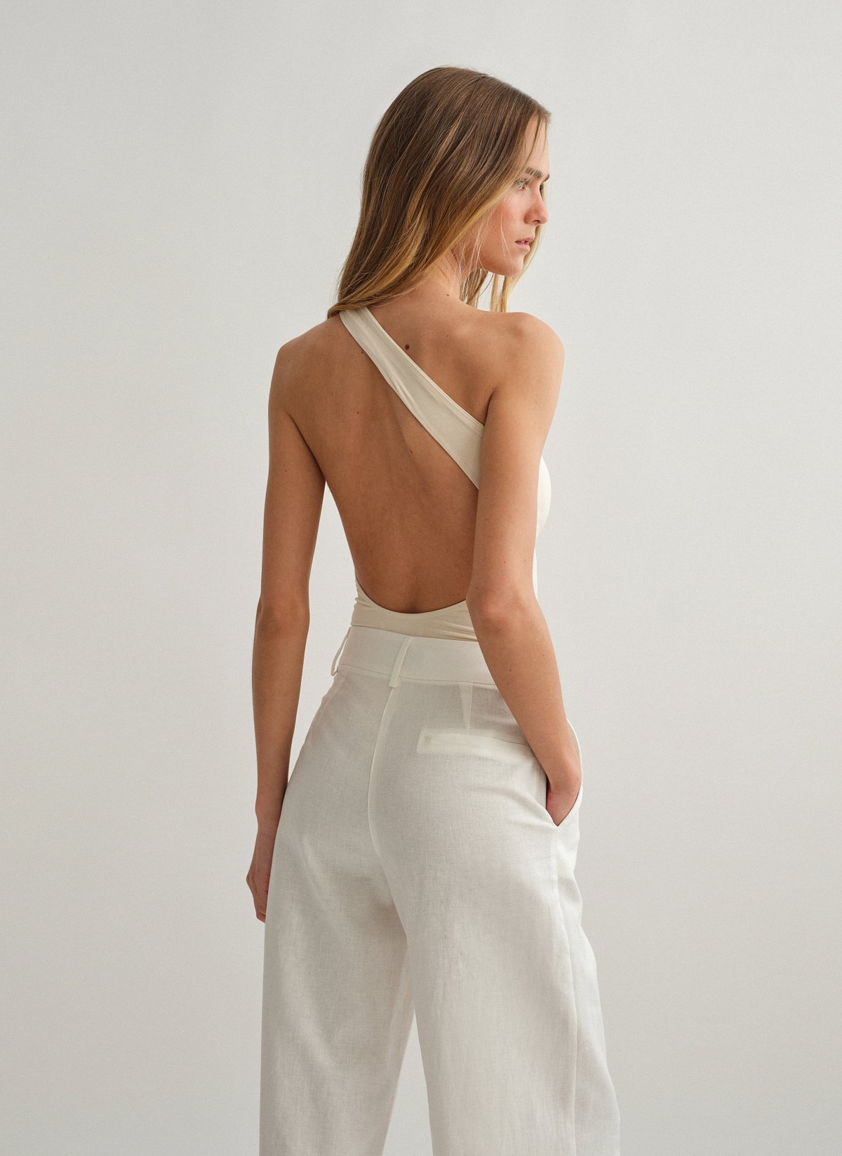 Γυναικείο ασύμμετρο αμάνικο cut out κορμάκι