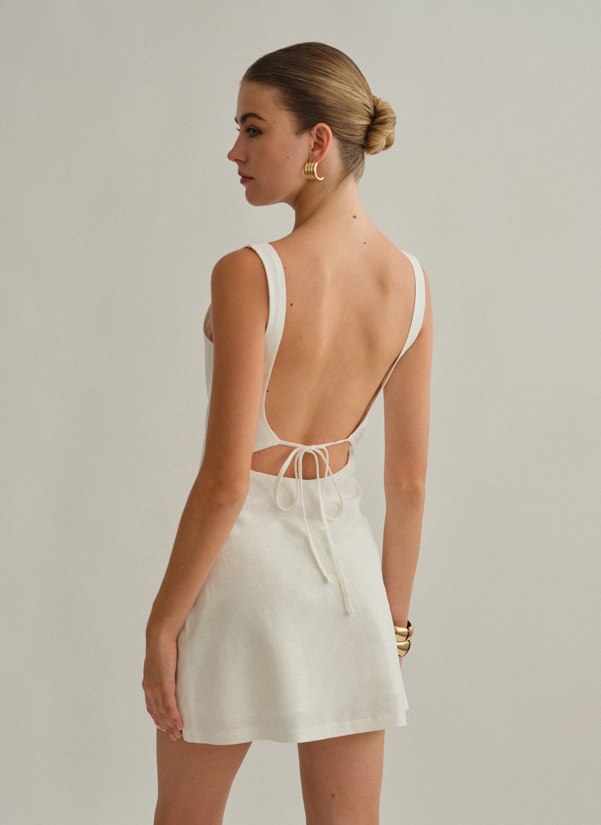 Γυναικείο αμάνικο λινό μίνι φόρεμα με δέσιμο στην πλάτη