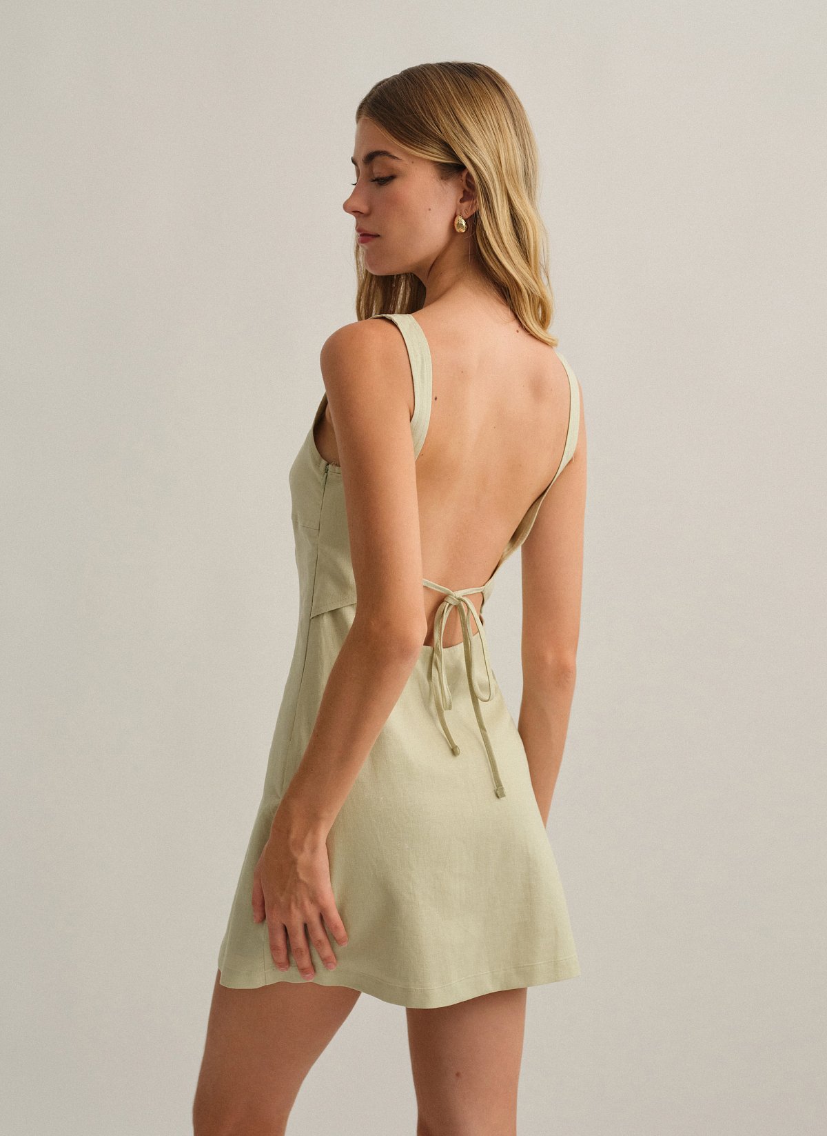 Γυναικείο αμάνικο λινό μίνι φόρεμα με δέσιμο στην πλάτη
