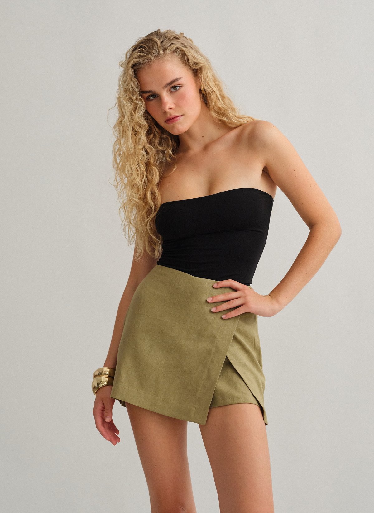 Γυναικεία λινή παντελονόφουστα με σκίσιμο