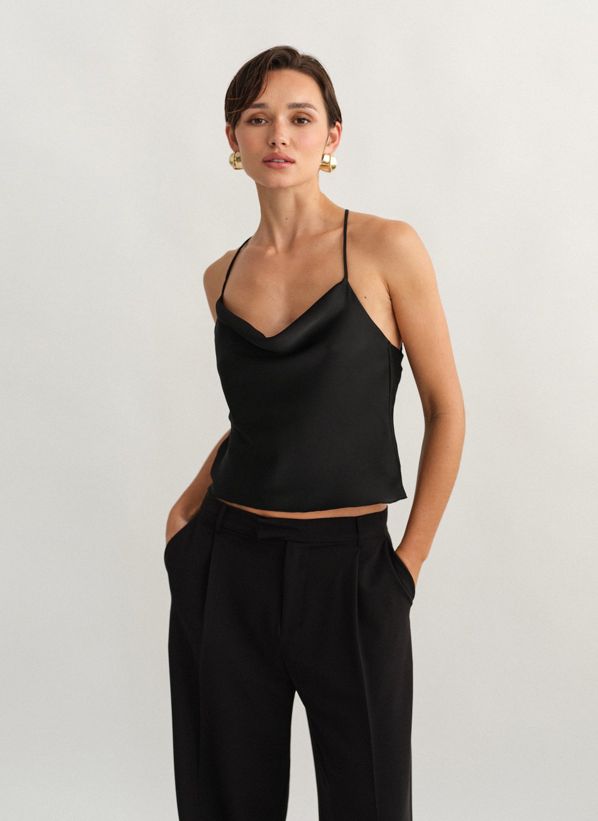 Γυναικείο σατέν ντραπέ τοπ με χιαστί πλάτη