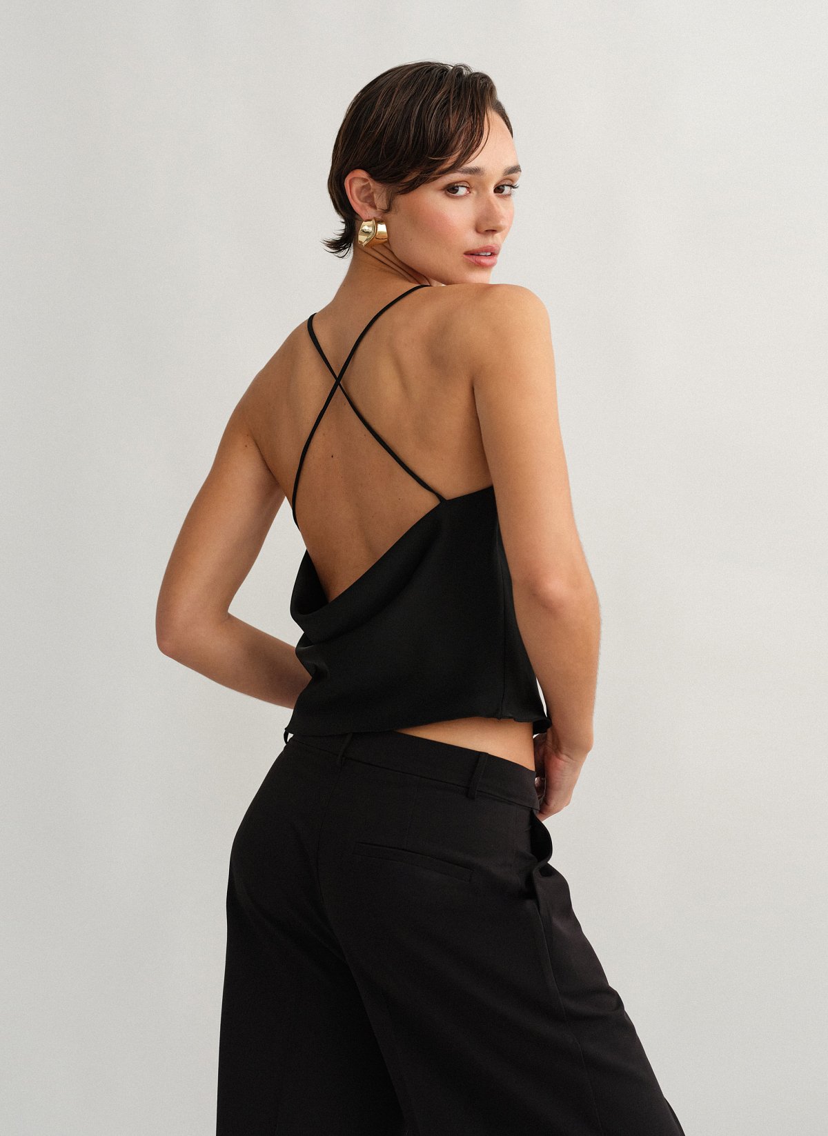 Γυναικείο σατέν ντραπέ τοπ με χιαστί πλάτη