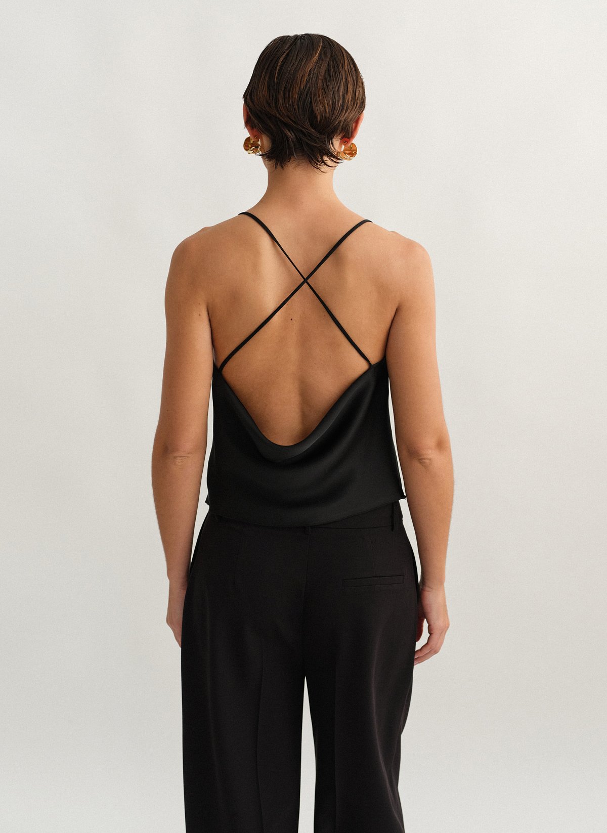 Γυναικείο σατέν ντραπέ τοπ με χιαστί πλάτη