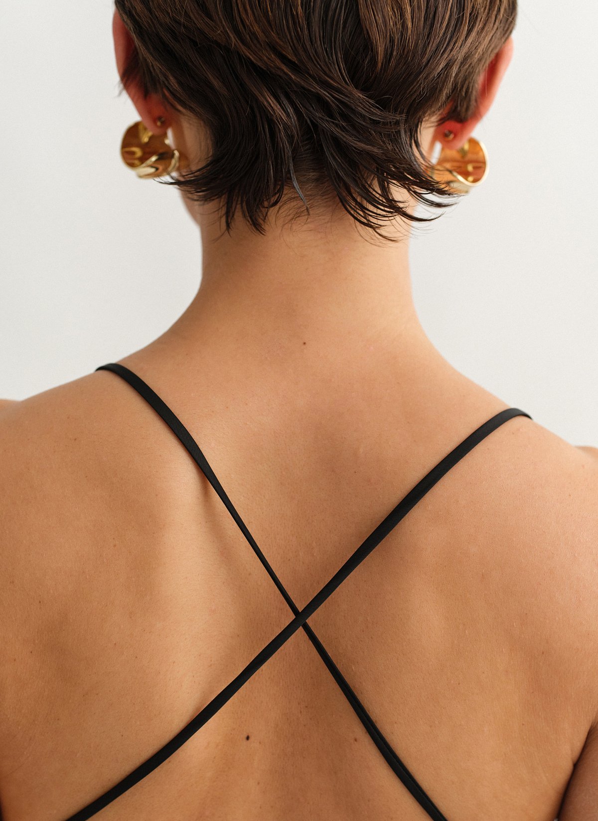 Γυναικείο σατέν ντραπέ τοπ με χιαστί πλάτη