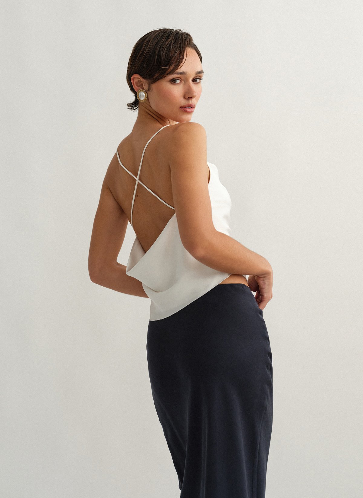 Γυναικείο σατέν ντραπέ τοπ με χιαστί πλάτη