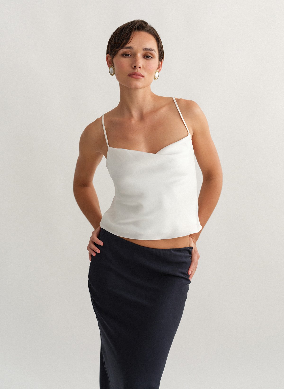 Γυναικείο σατέν ντραπέ τοπ με χιαστί πλάτη