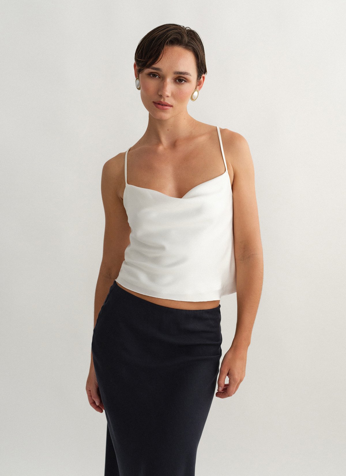 Γυναικείο σατέν ντραπέ τοπ με χιαστί πλάτη