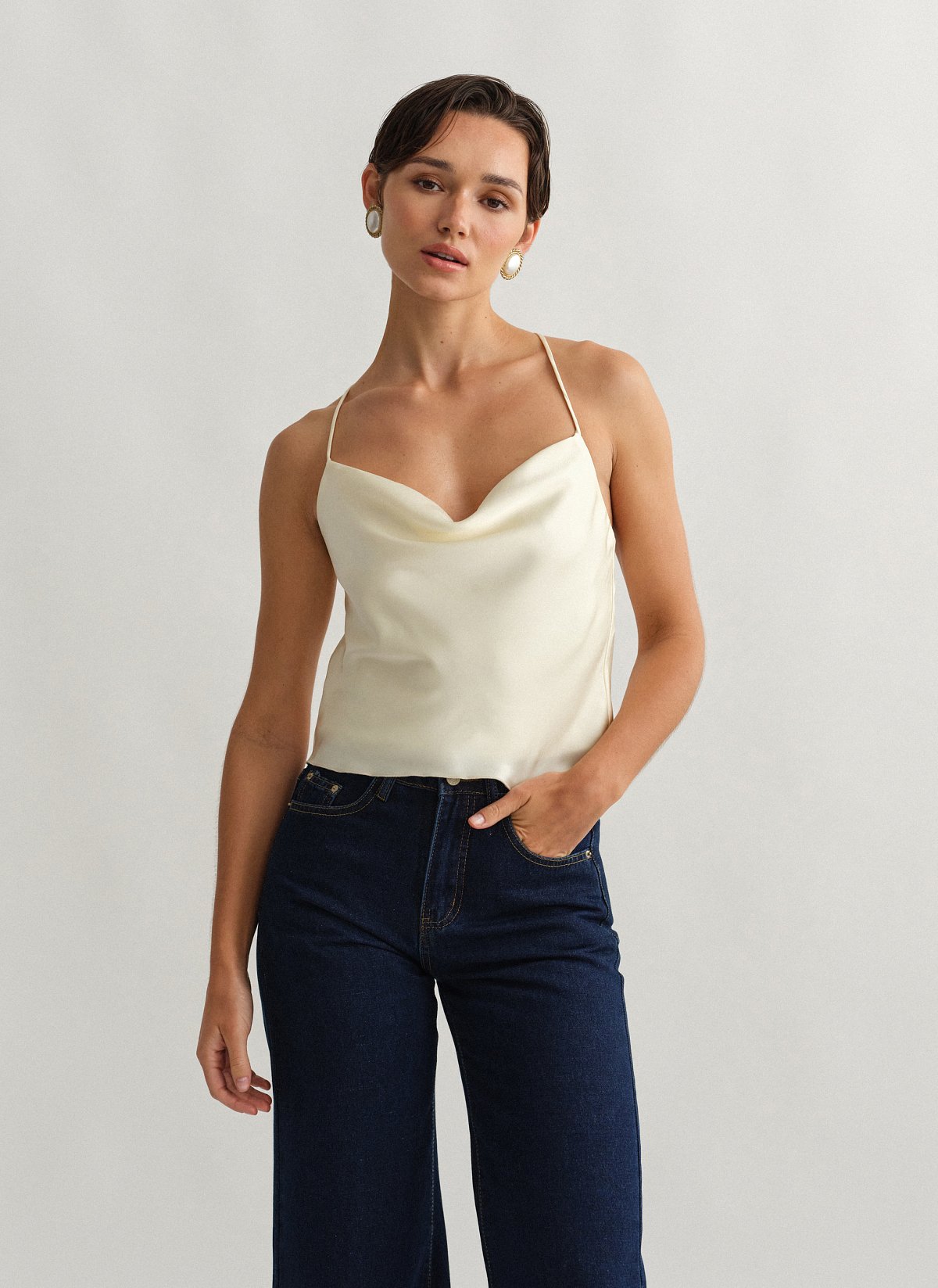 Γυναικείο σατέν ντραπέ τοπ με χιαστί πλάτη