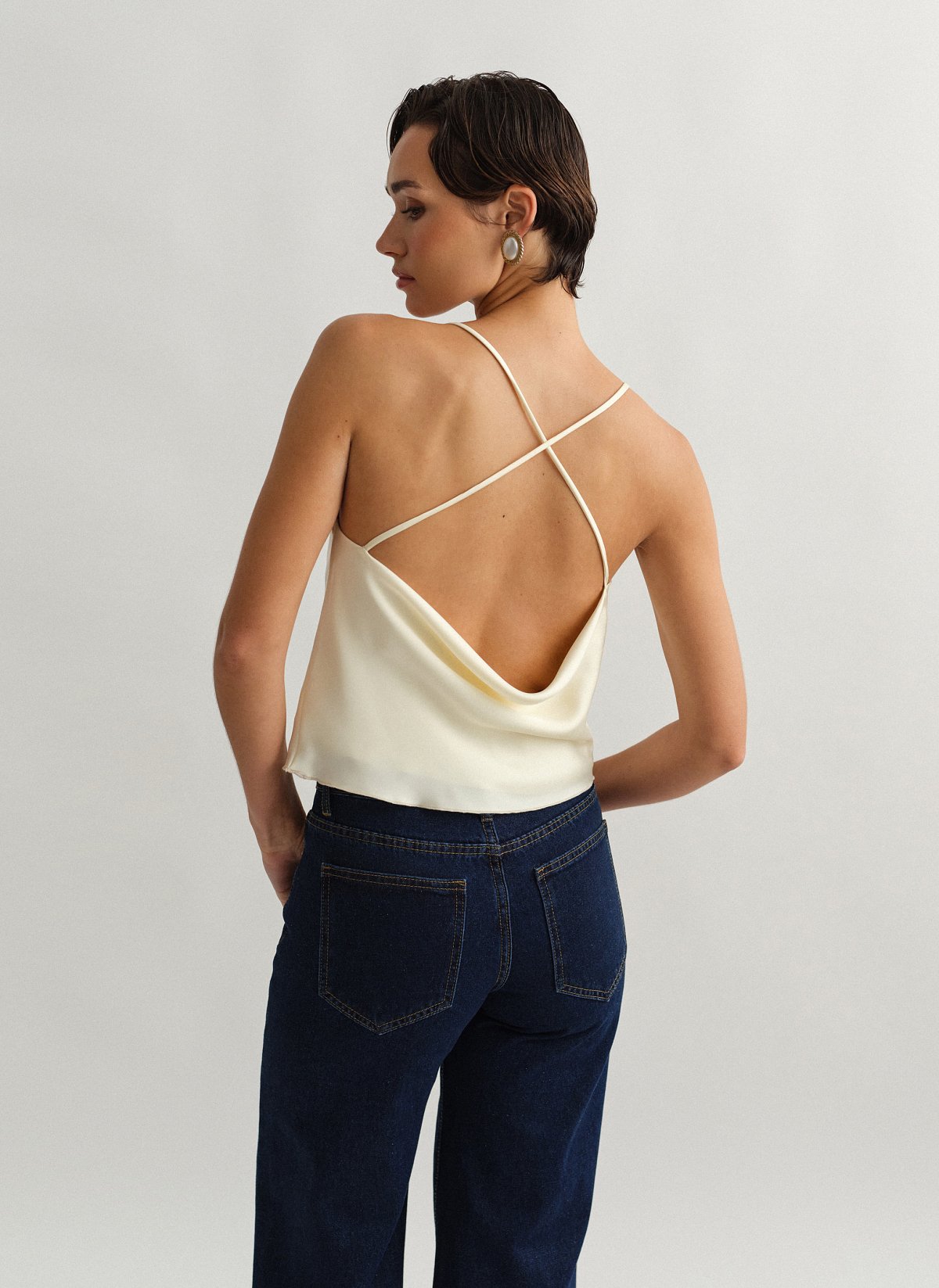 Γυναικείο σατέν ντραπέ τοπ με χιαστί πλάτη