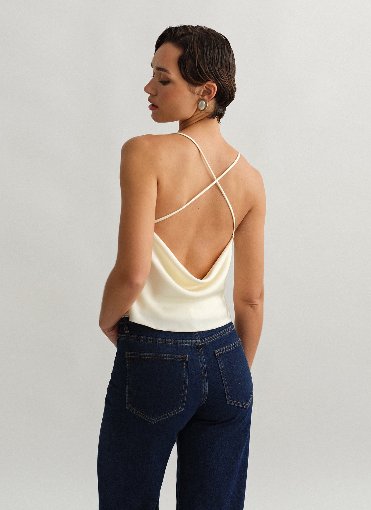 Γυναικείο σατέν ντραπέ τοπ με χιαστί πλάτη