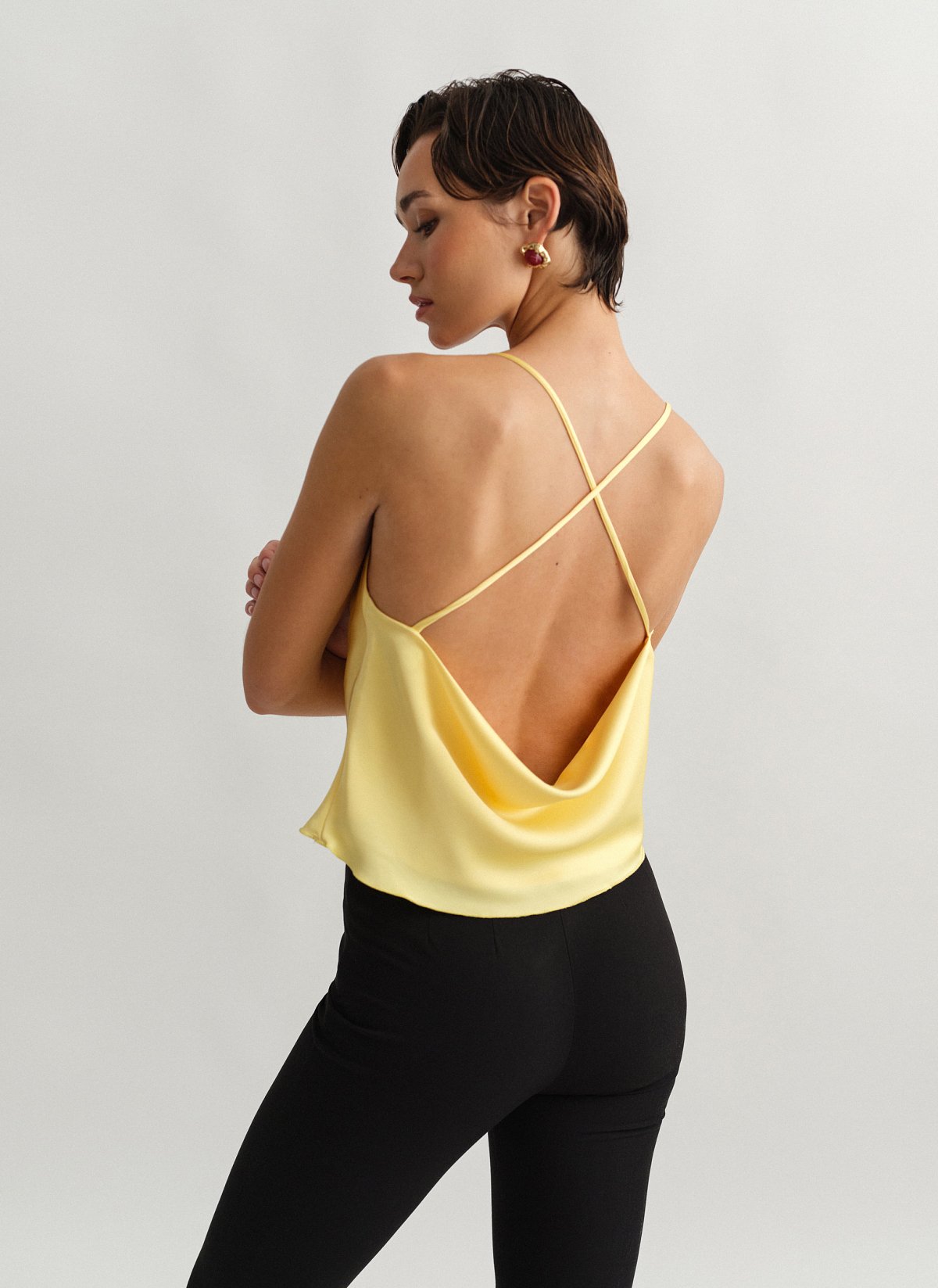 Γυναικείο σατέν ντραπέ τοπ με χιαστί πλάτη