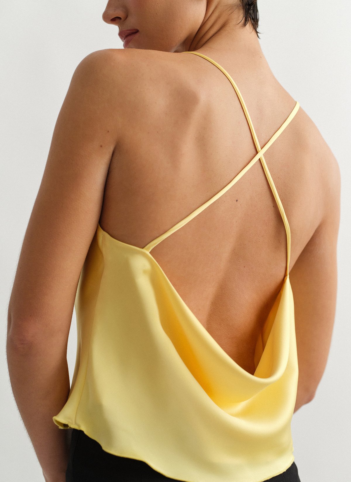 Γυναικείο σατέν ντραπέ τοπ με χιαστί πλάτη