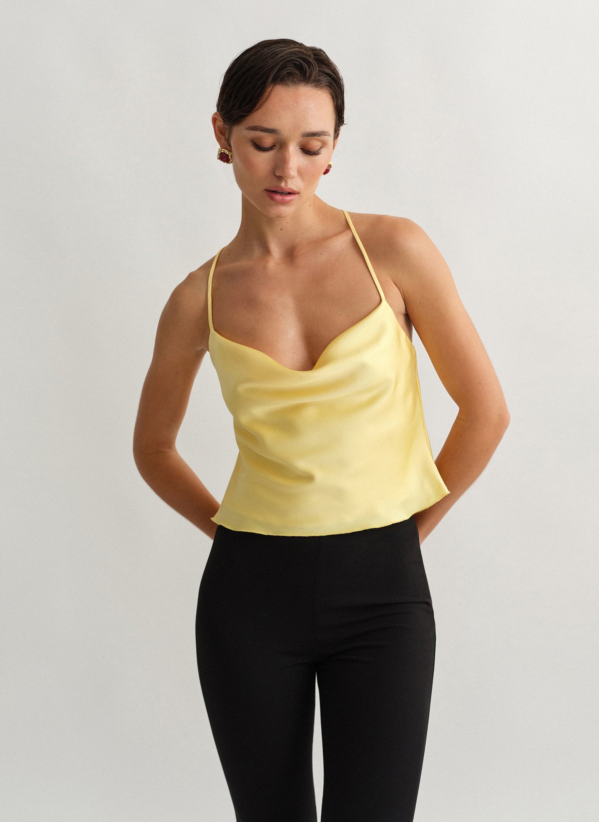 Γυναικείο σατέν ντραπέ τοπ με χιαστί πλάτη