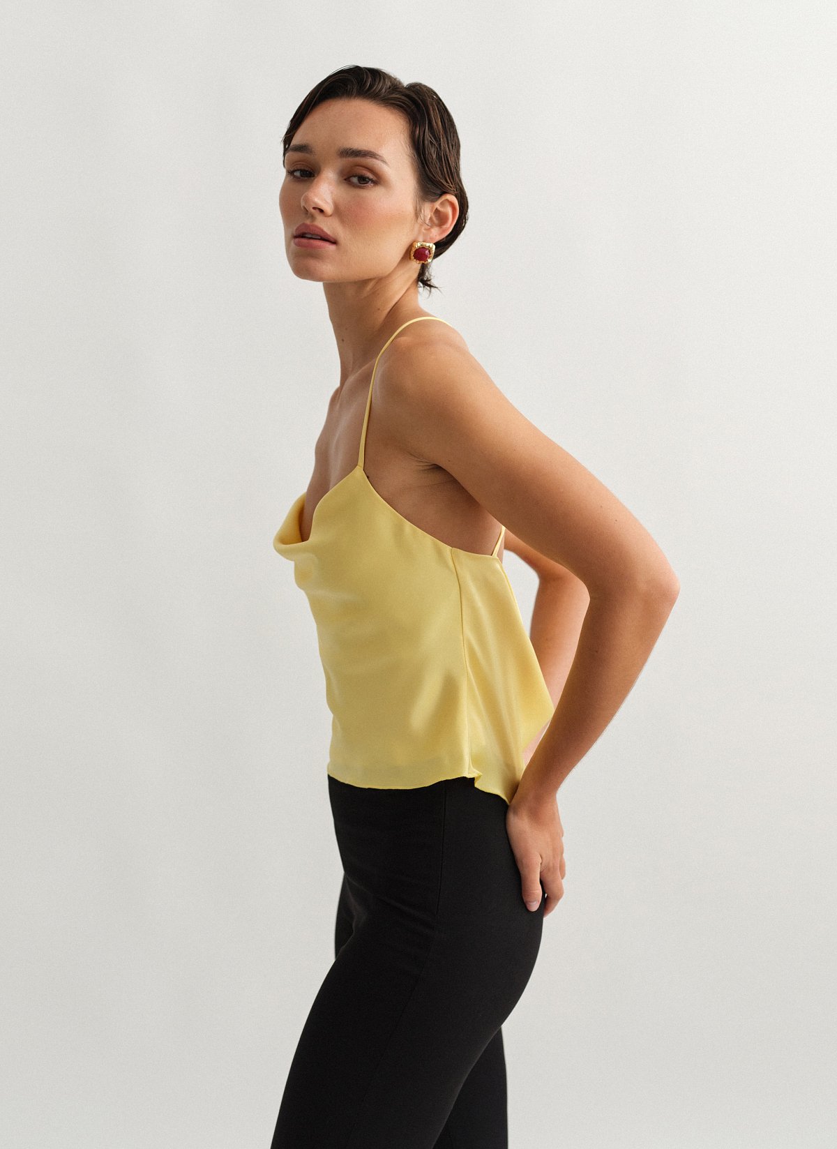 Γυναικείο σατέν ντραπέ τοπ με χιαστί πλάτη