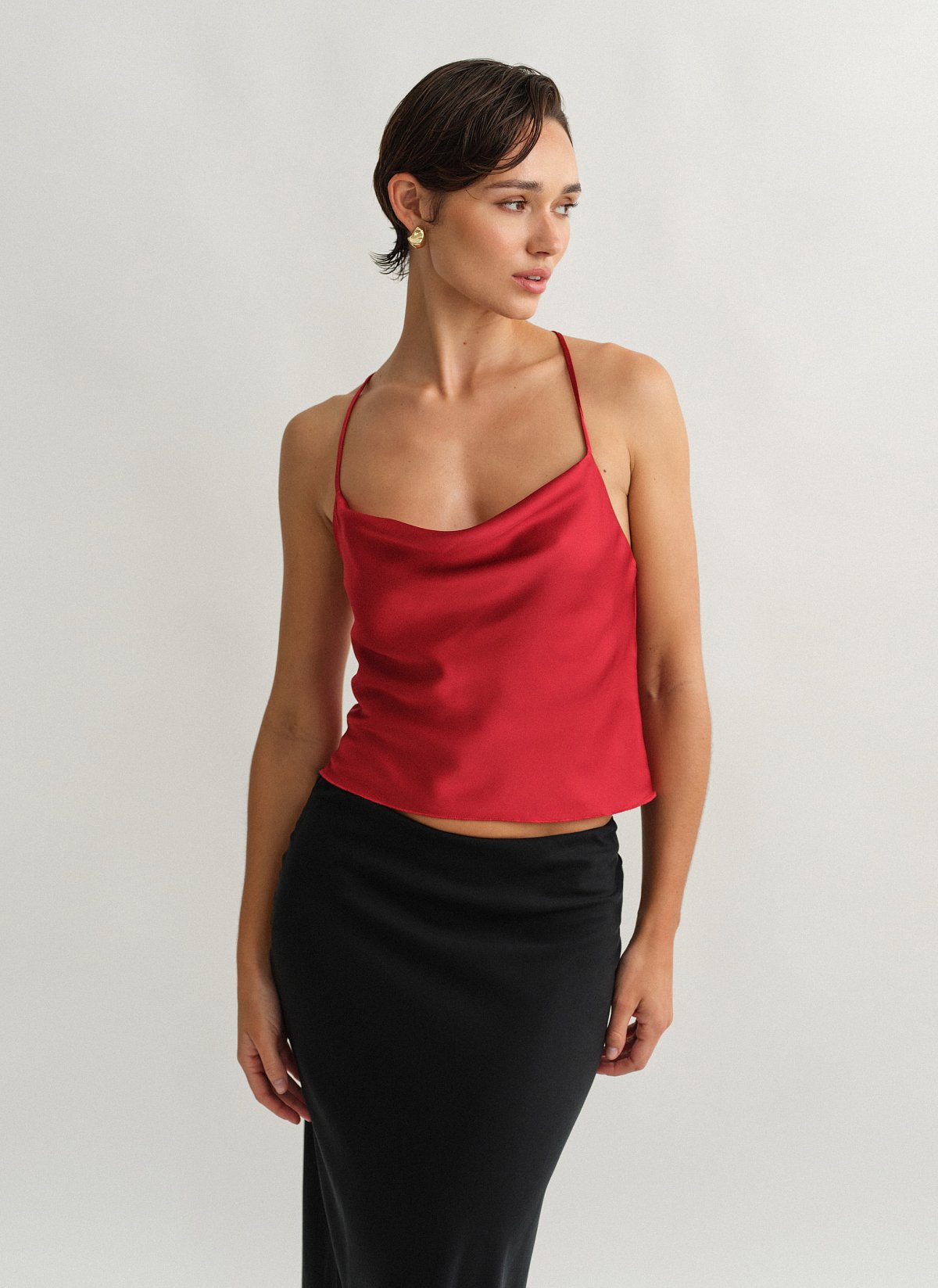 Γυναικείο σατέν ντραπέ τοπ με χιαστί πλάτη