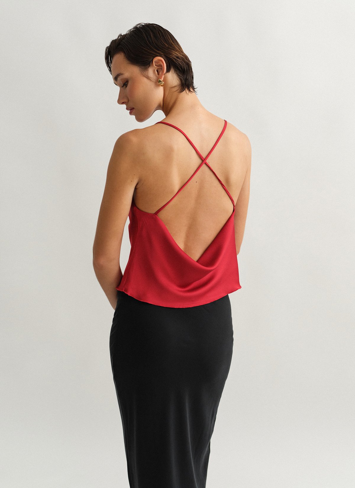 Γυναικείο σατέν ντραπέ τοπ με χιαστί πλάτη