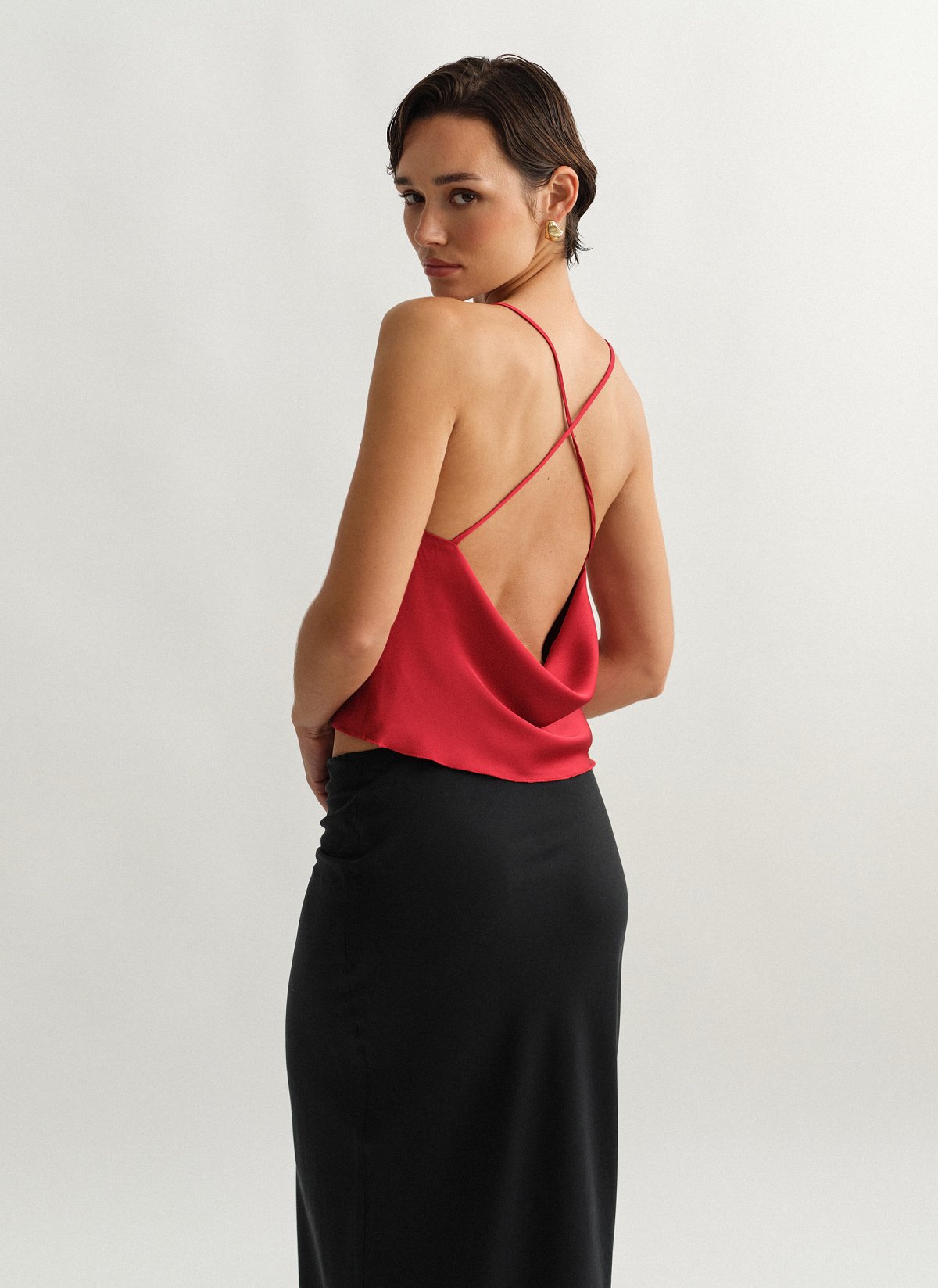 Γυναικείο σατέν ντραπέ τοπ με χιαστί πλάτη