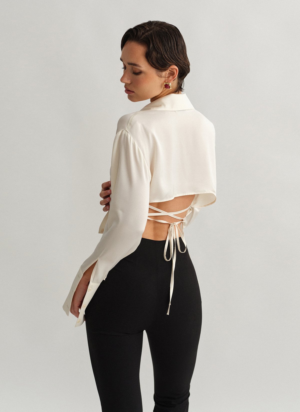 Γυναικείο σατέν πουκάμισο με χιαστί πλάτη