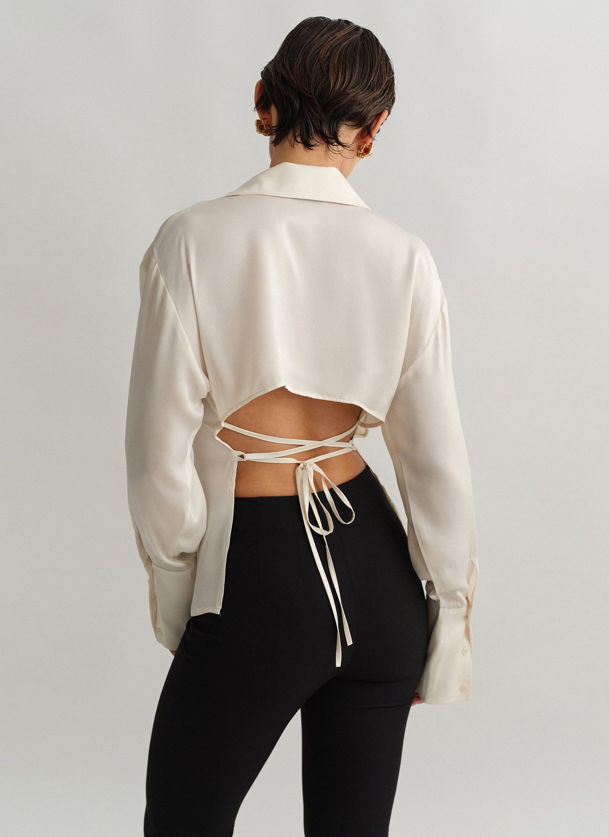 Γυναικείο σατέν πουκάμισο με χιαστί πλάτη