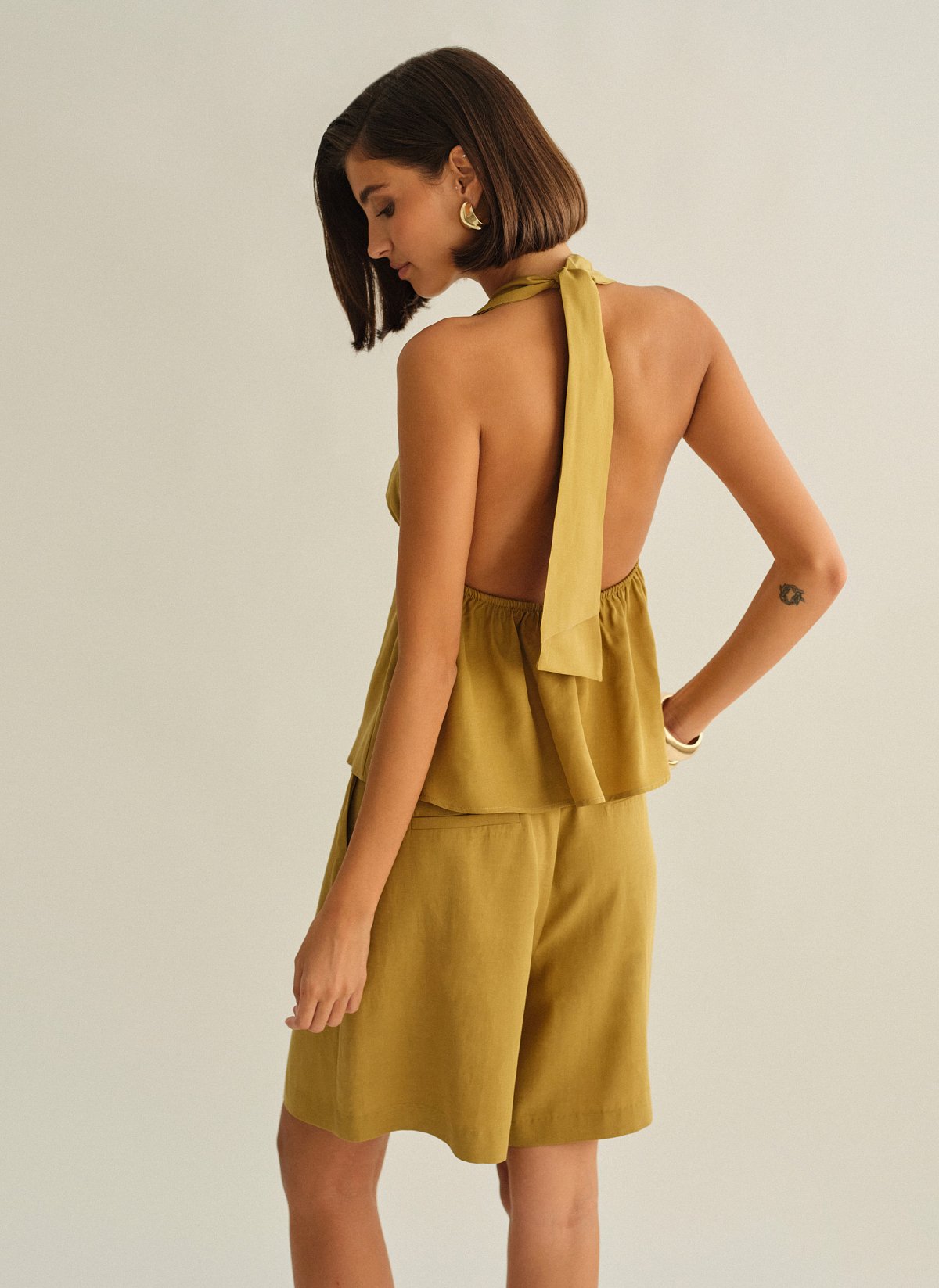 Γυναικεία υφασμάτινη halter μπλούζα