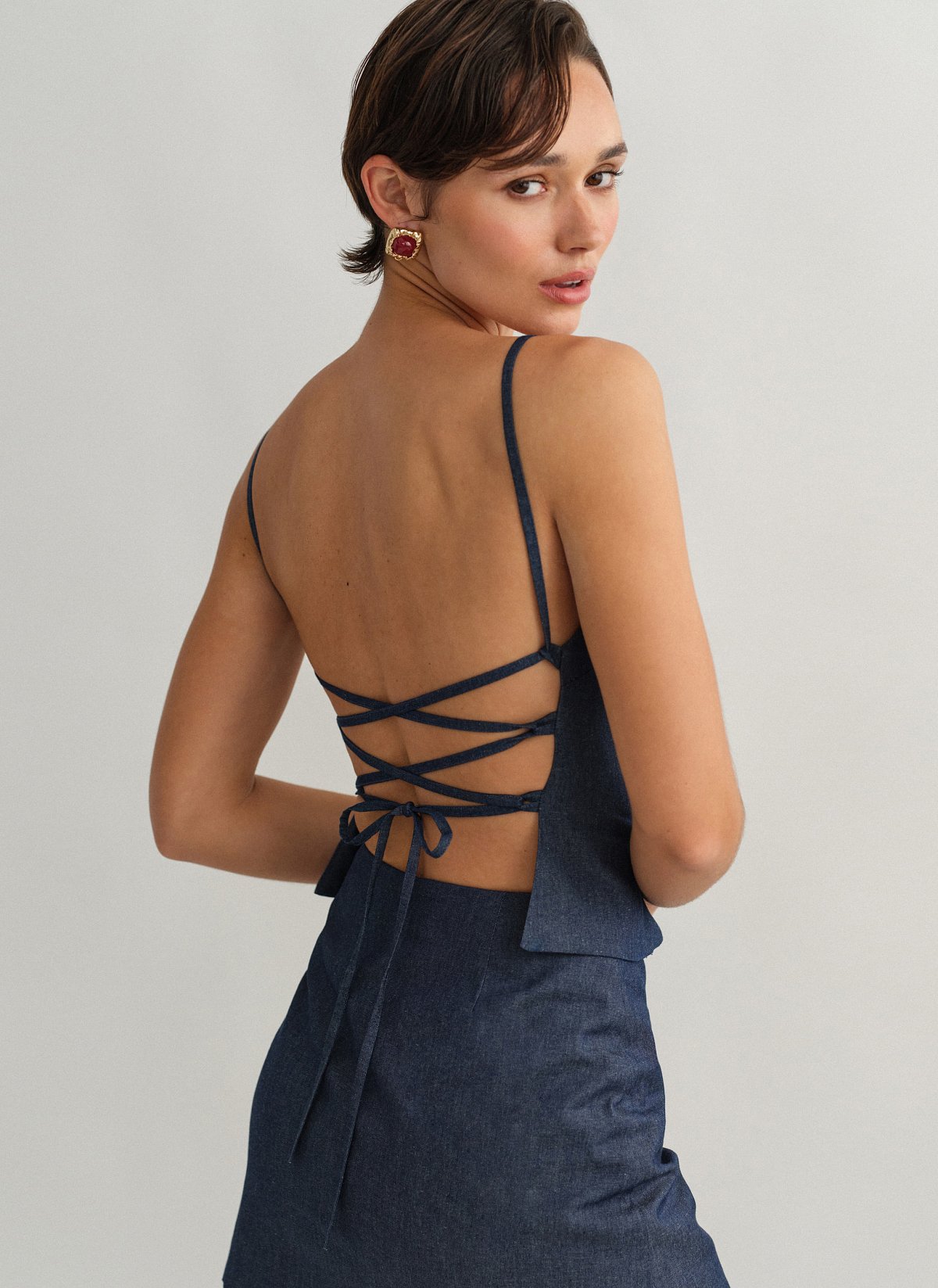 Γυναικείο denim τοπ με χιαστί πλάτη