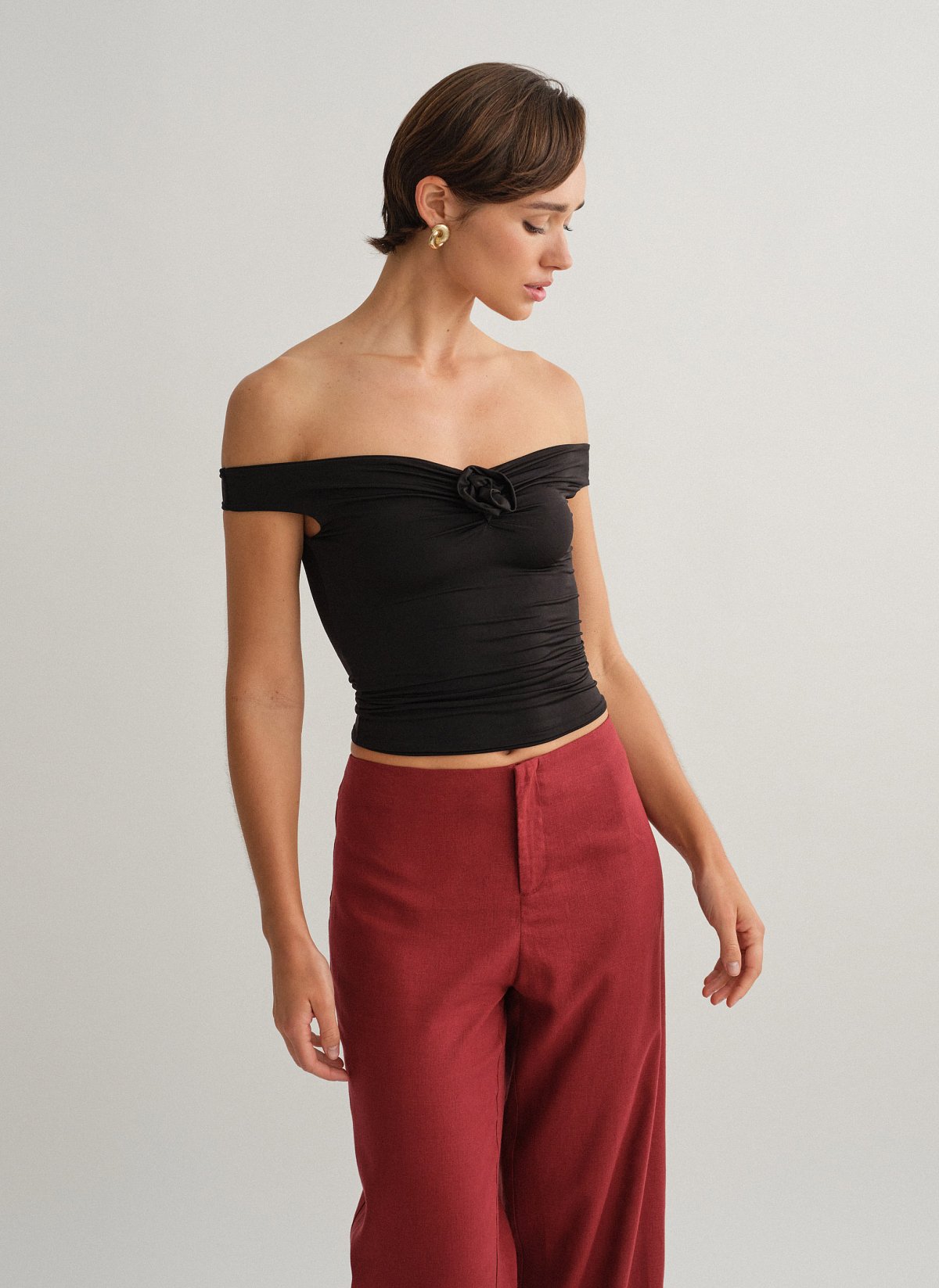 Γυναικείο off-shoulder τοπ με λεπτομέρεια λουλούδι