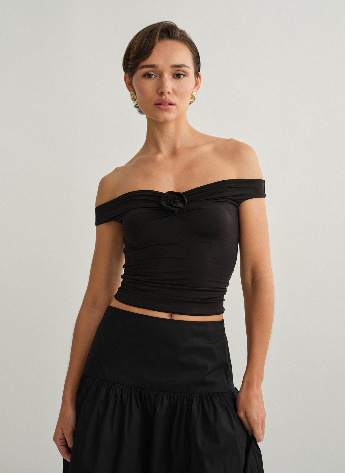 Γυναικείο off-shoulder τοπ με λεπτομέρεια λουλούδι