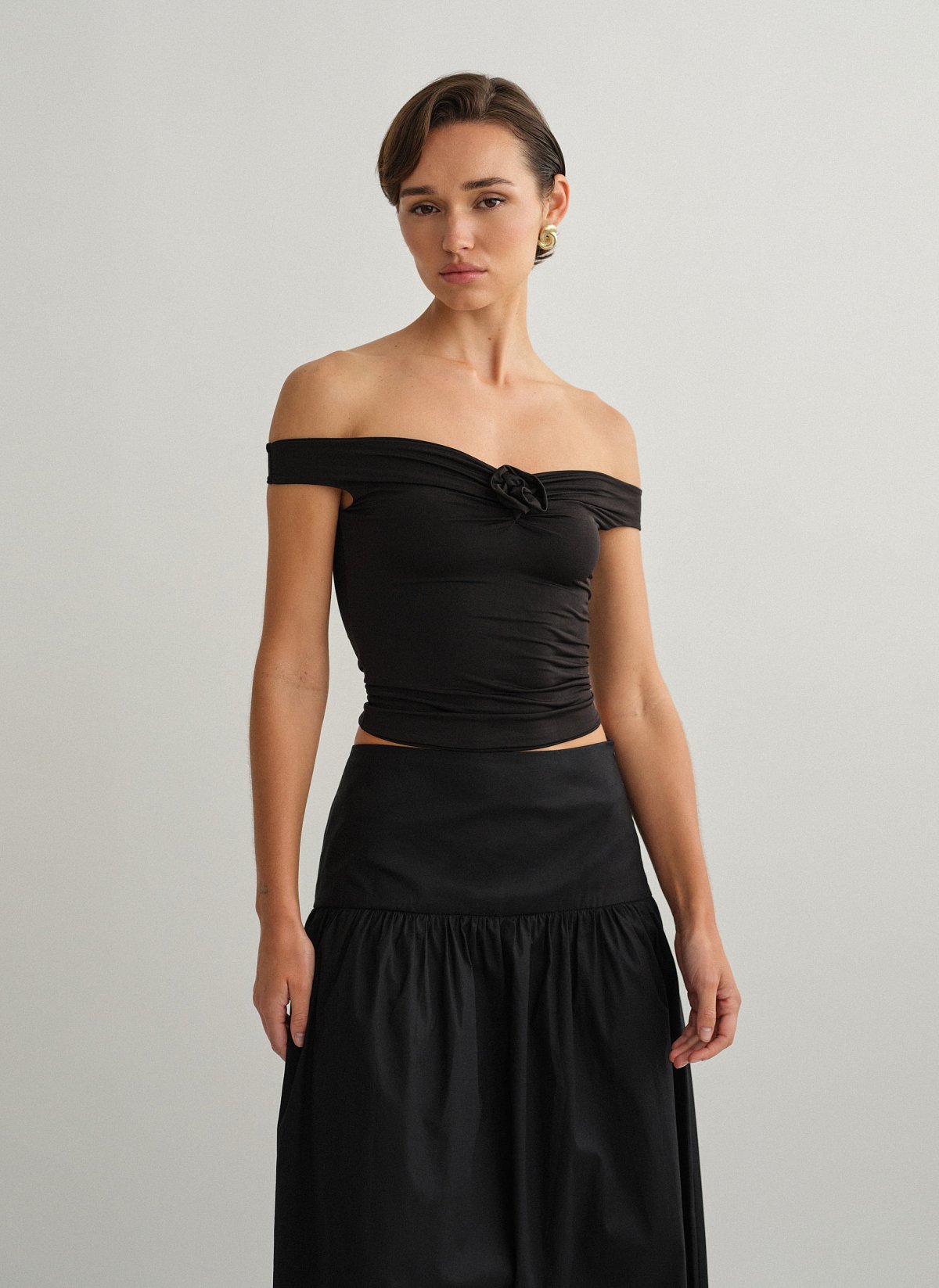 Γυναικείο off-shoulder τοπ με λεπτομέρεια λουλούδι