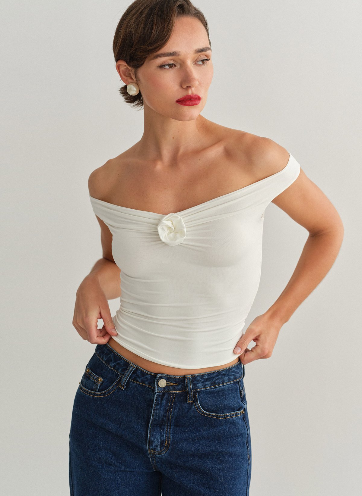 Γυναικείο off-shoulder τοπ με λεπτομέρεια λουλούδι