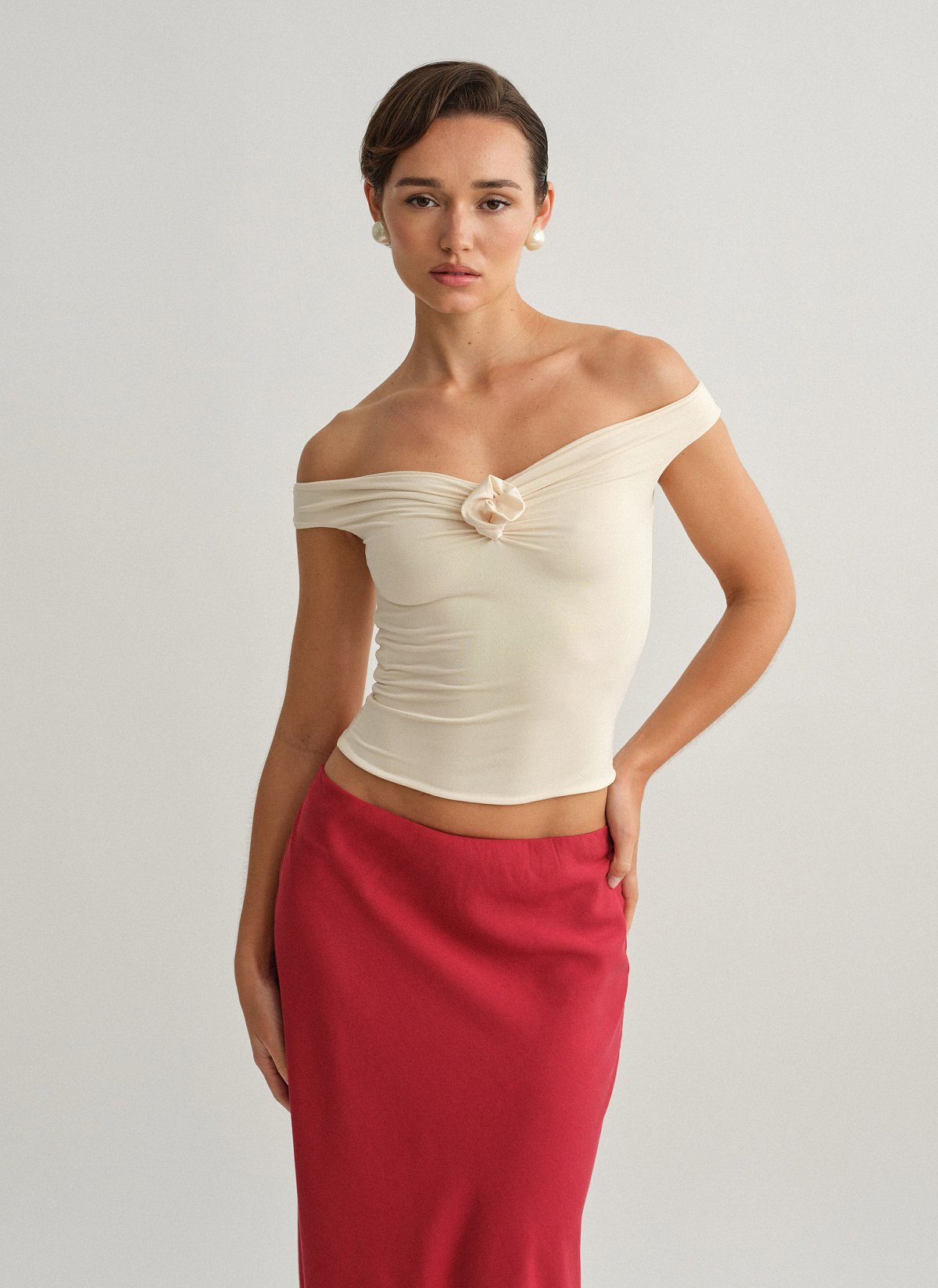 Γυναικείο off-shoulder τοπ με λεπτομέρεια λουλούδι