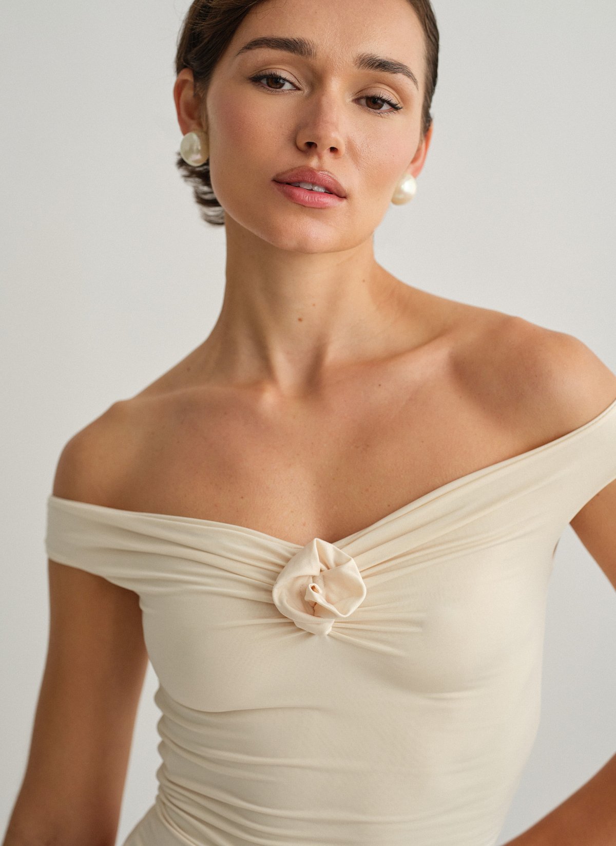 Γυναικείο off-shoulder τοπ με λεπτομέρεια λουλούδι