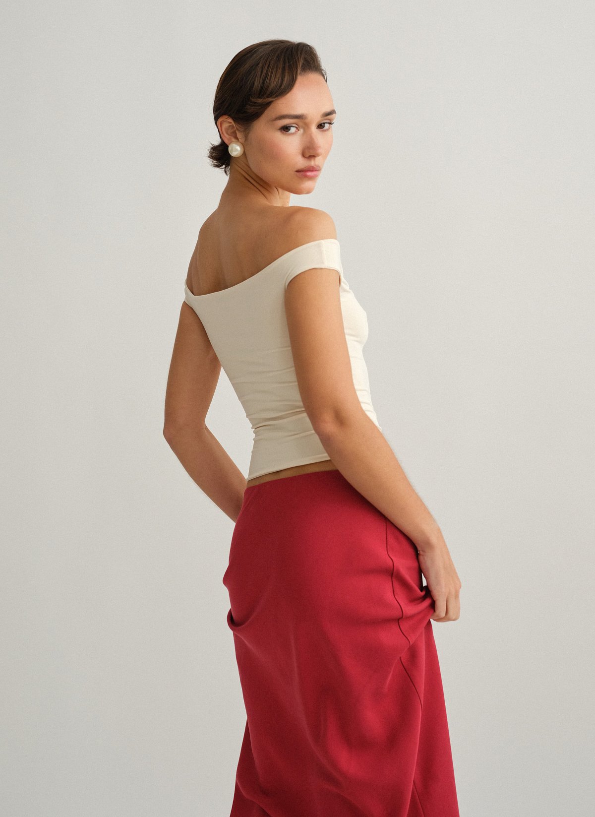 Γυναικείο off-shoulder τοπ με λεπτομέρεια λουλούδι