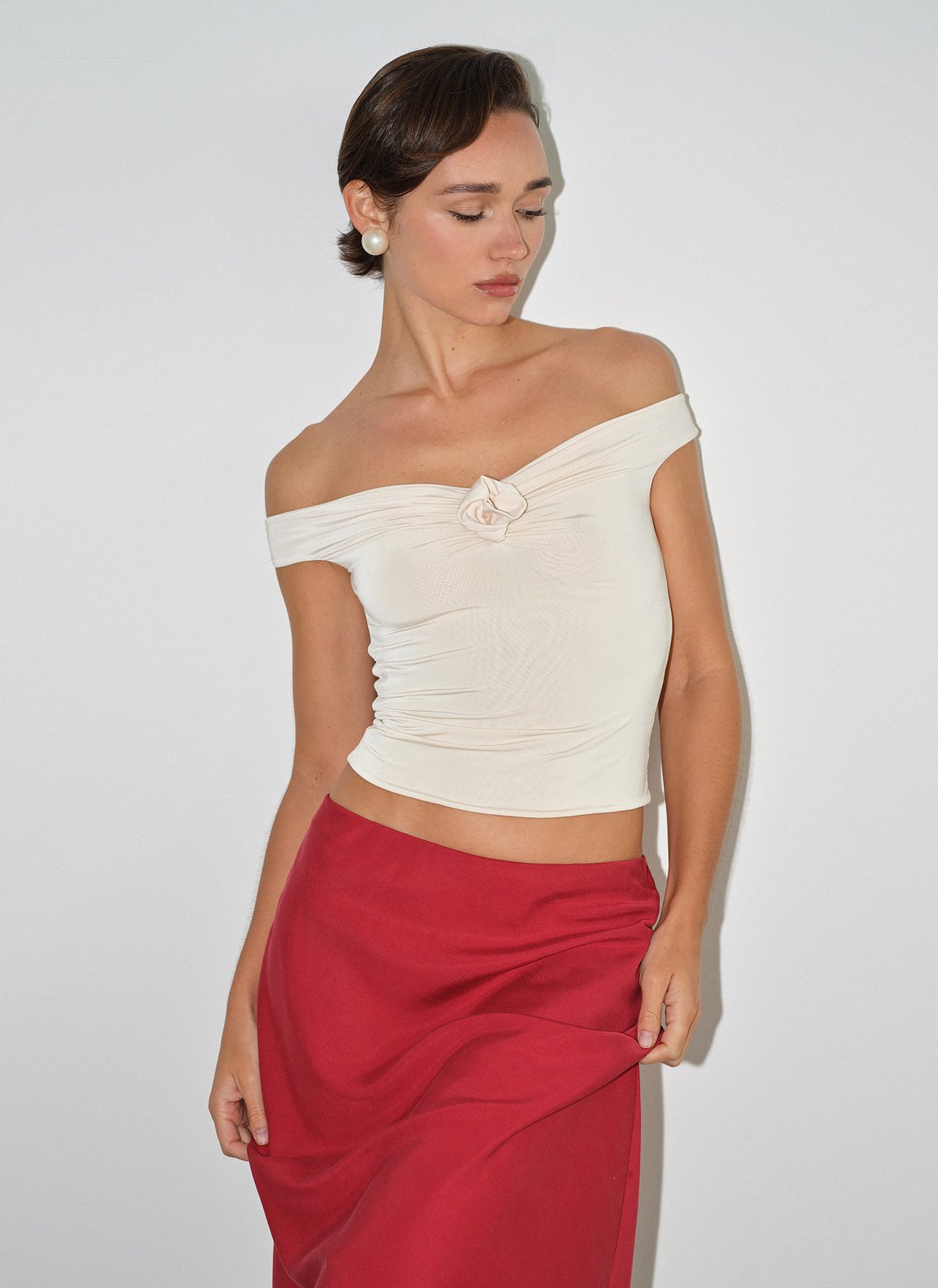 Γυναικείο off-shoulder τοπ με λεπτομέρεια λουλούδι