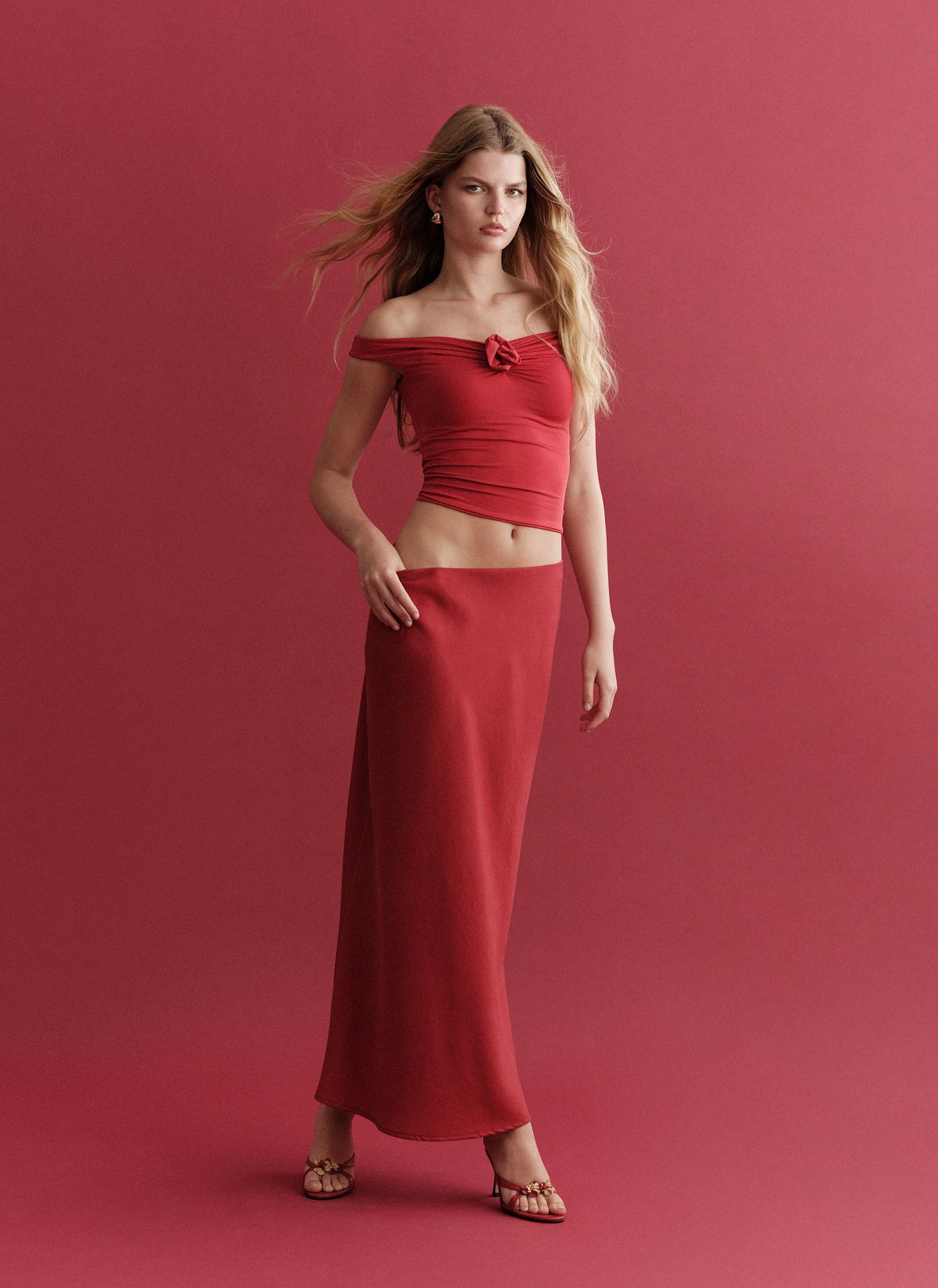 Γυναικείο off-shoulder τοπ με λεπτομέρεια λουλούδι