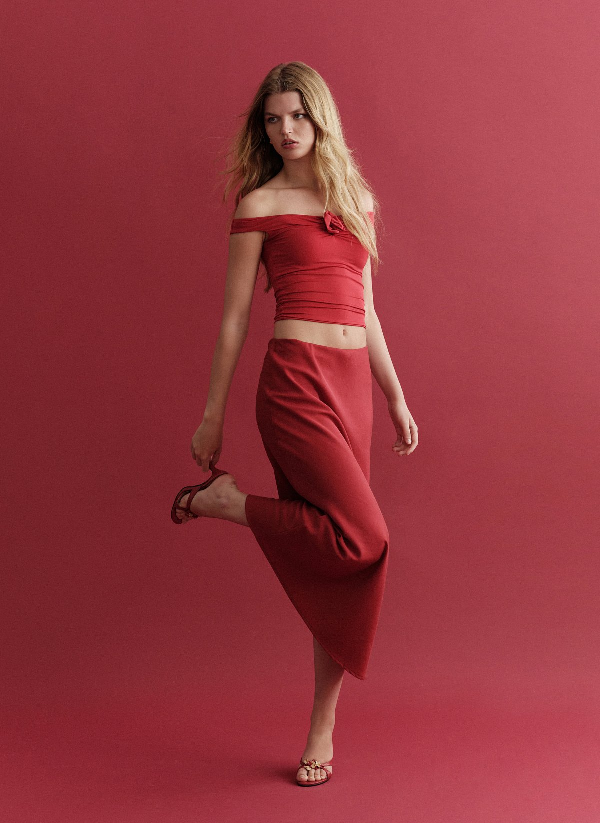 Γυναικείο off-shoulder τοπ με λεπτομέρεια λουλούδι