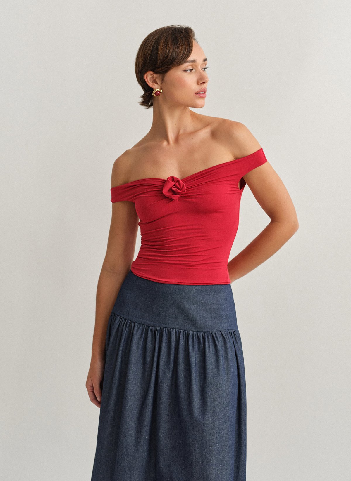 Γυναικείο off-shoulder τοπ με λεπτομέρεια λουλούδι