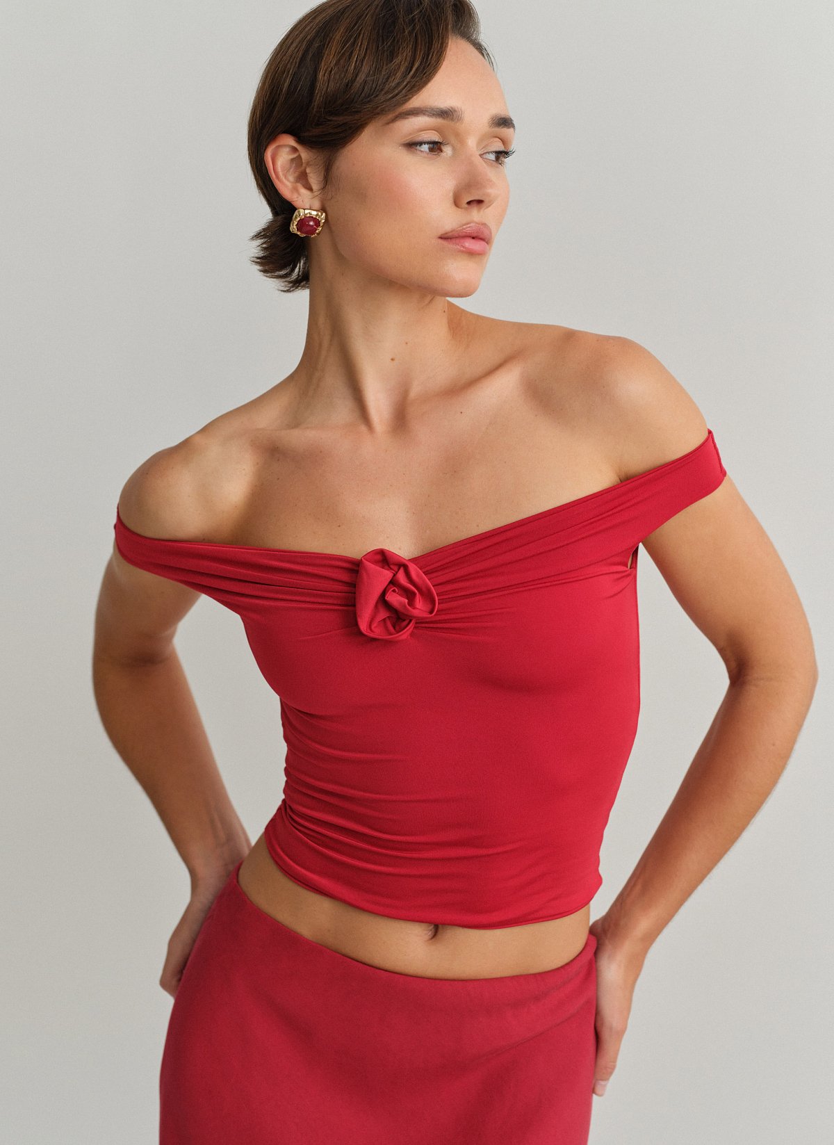 Γυναικείο off-shoulder τοπ με λεπτομέρεια λουλούδι