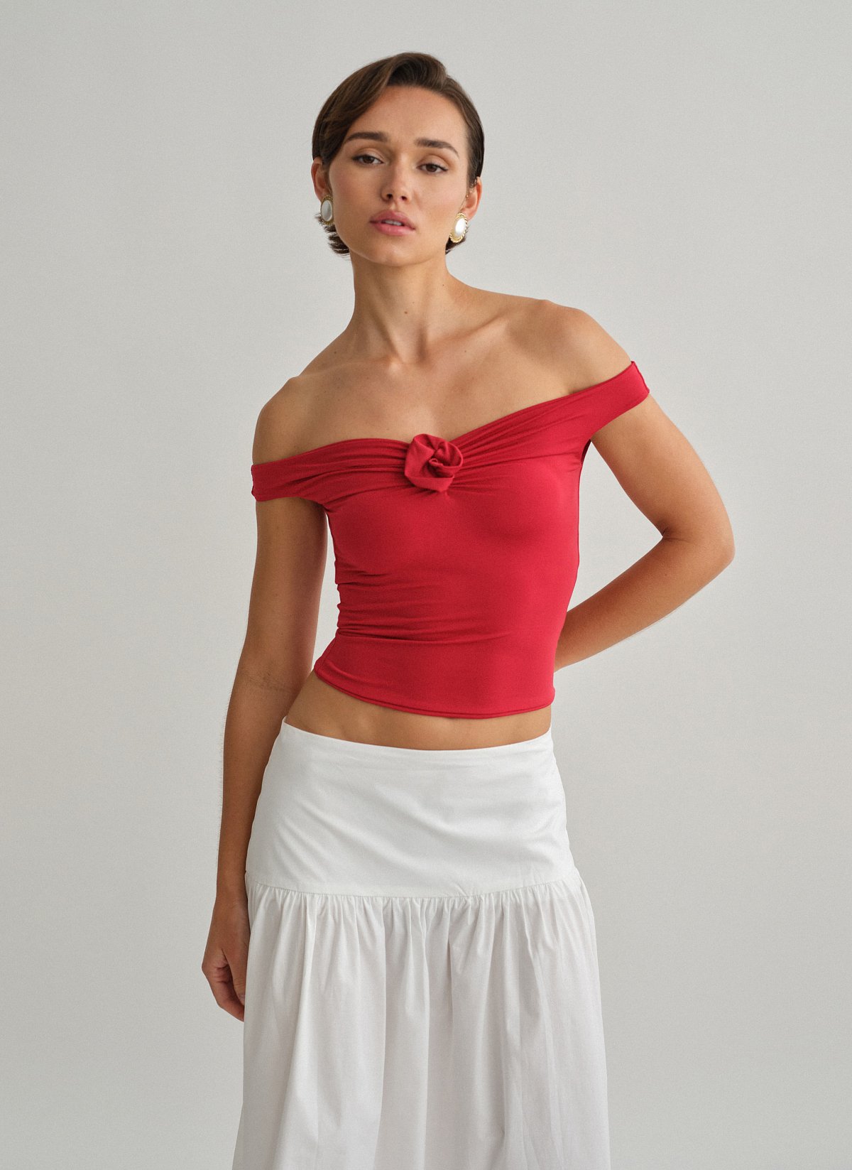 Γυναικείο off-shoulder τοπ με λεπτομέρεια λουλούδι