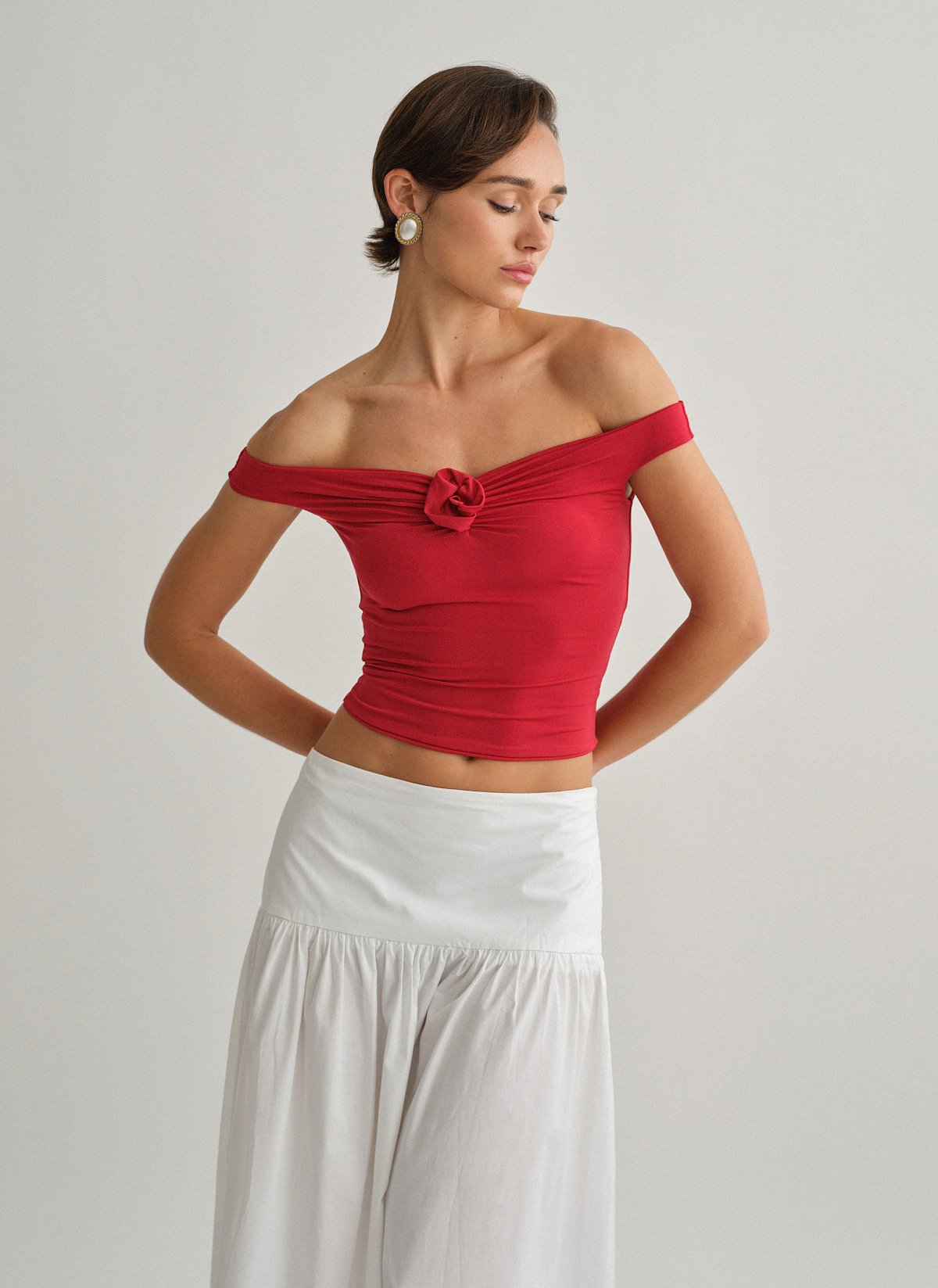 Γυναικείο off-shoulder τοπ με λεπτομέρεια λουλούδι