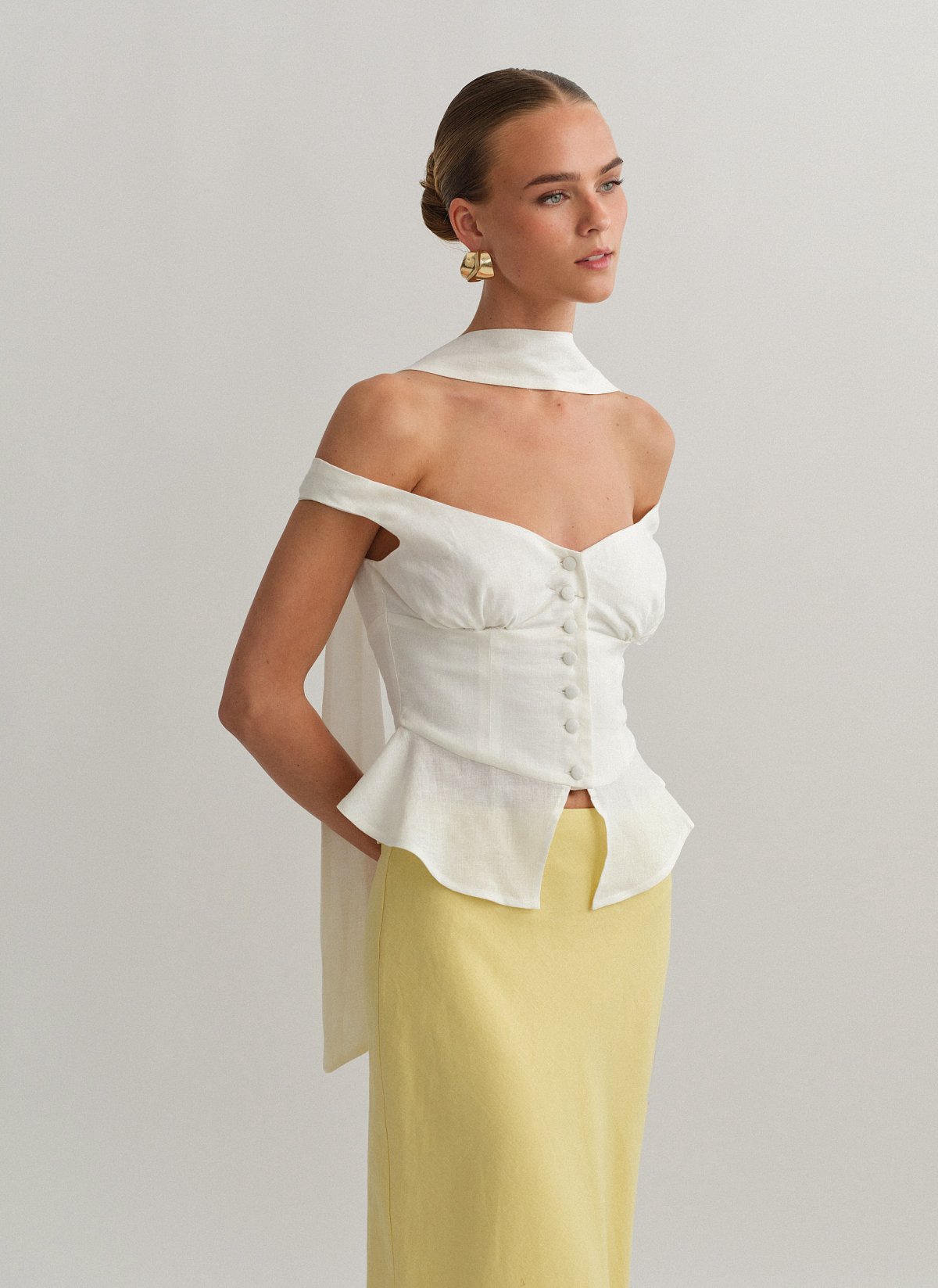 Off-shoulder λινό τοπ με κουμπιά-5