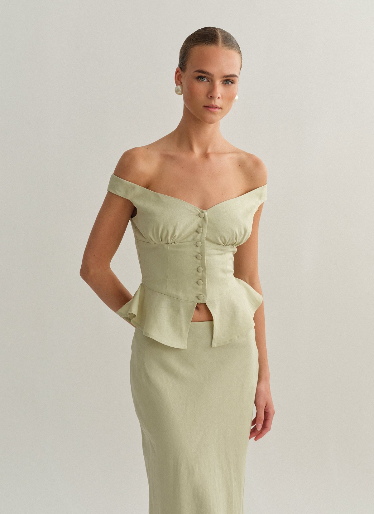 Off-shoulder λινό τοπ με κουμπιά-1