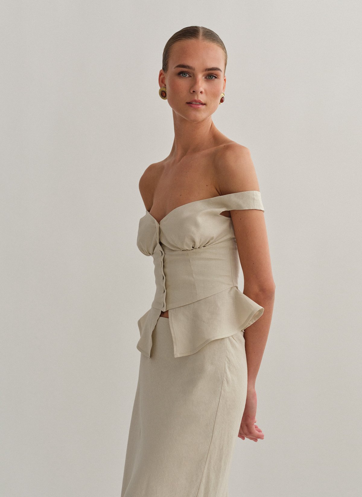 Off-shoulder λινό τοπ με κουμπιά-11